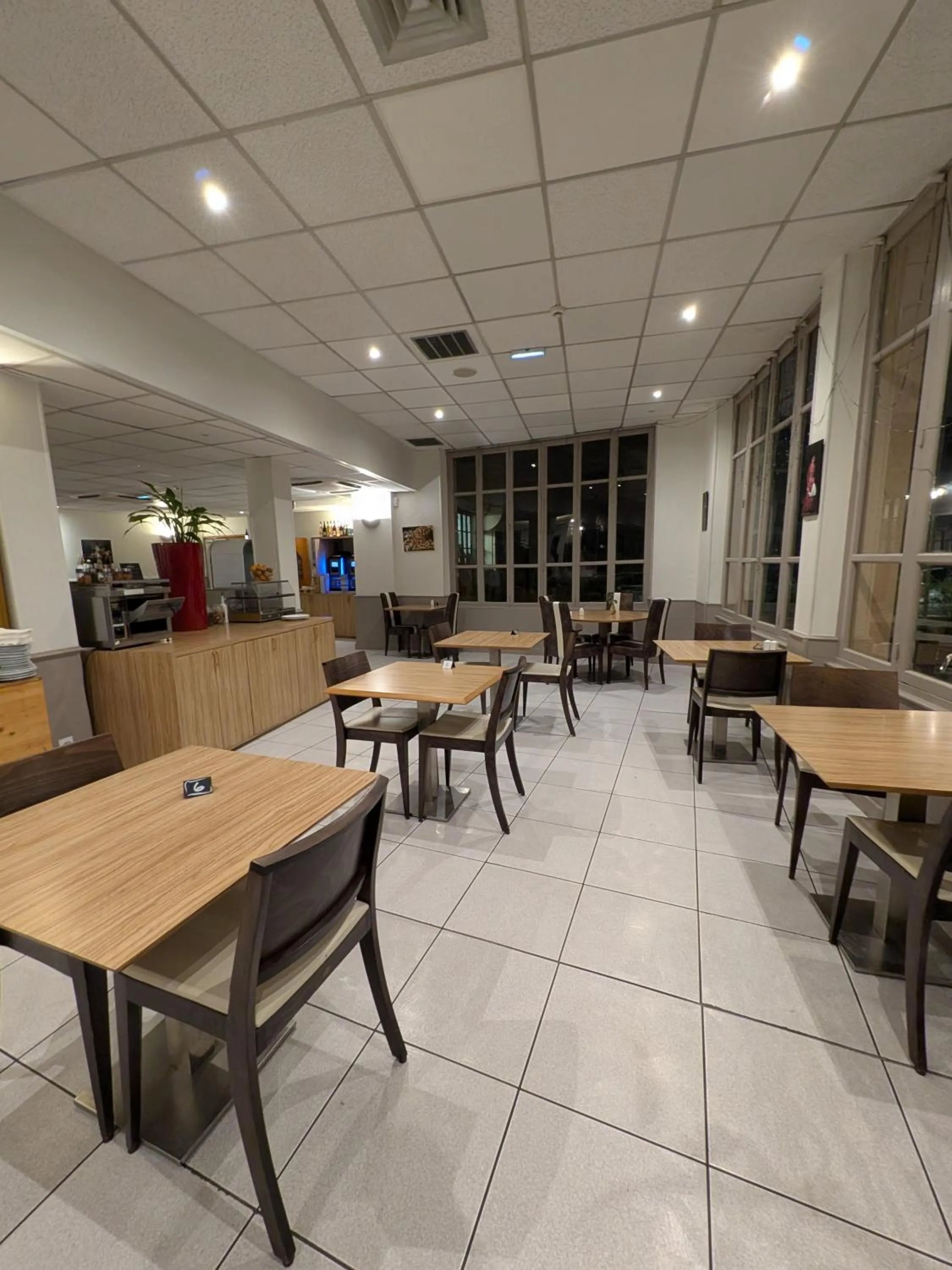 Breakfast in KYRIAD ORANGE Centre Ville - HOTEL & RESTAURANT & BAR - La Galerie d'Art des Princes - Provence Alpes Côte d'Azur - France - Proche A7-A9 - exit21- Châteauneuf-du-Pape Avignon Bollene Nimes - 24h-24h