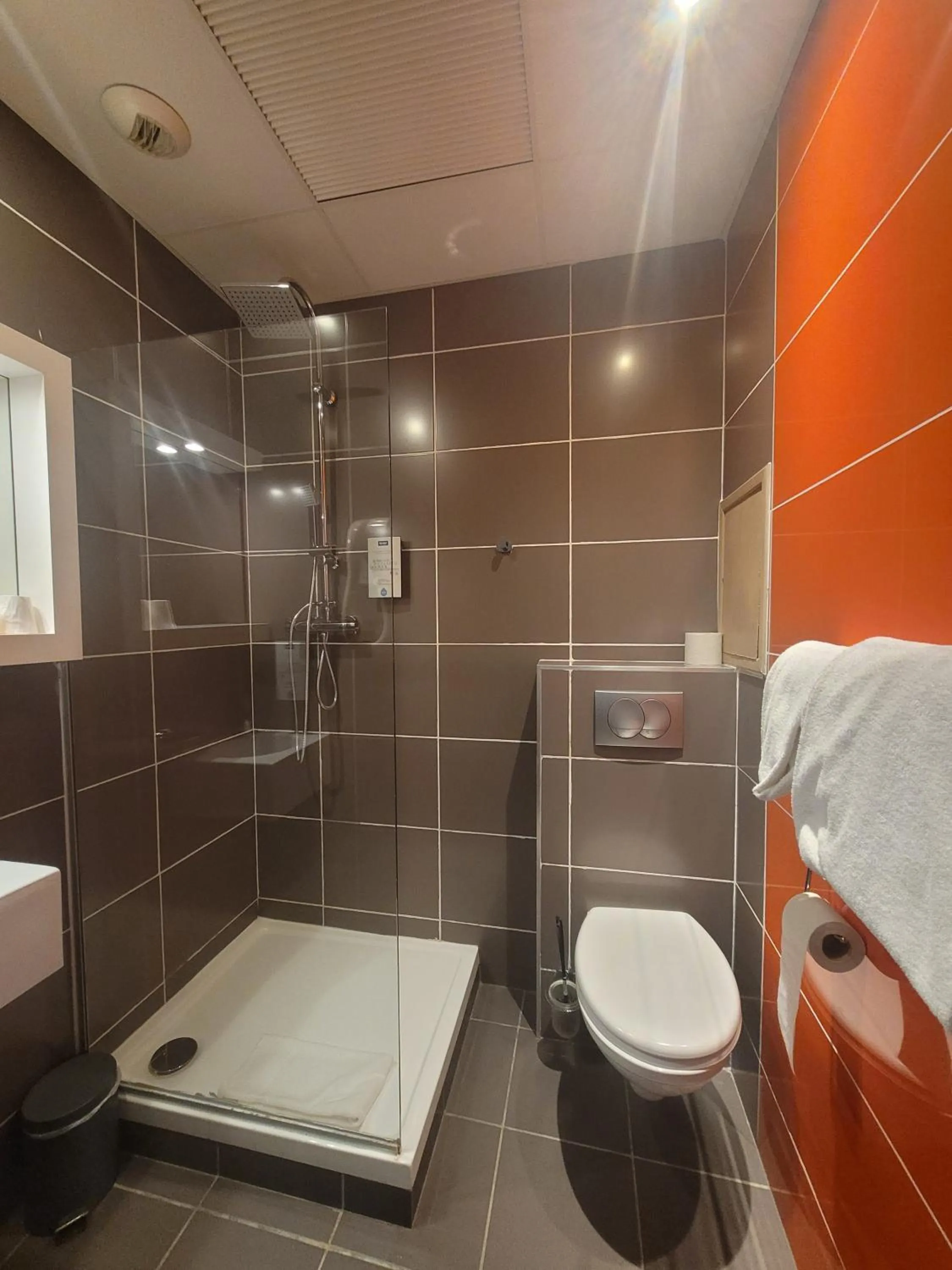 Shower in KYRIAD ORANGE Centre Ville - HOTEL & RESTAURANT & BAR - La Galerie d'Art des Princes - Provence Alpes Côte d'Azur - France - Proche A7-A9 - exit21- Châteauneuf-du-Pape Avignon Bollene Nimes - 24h-24h