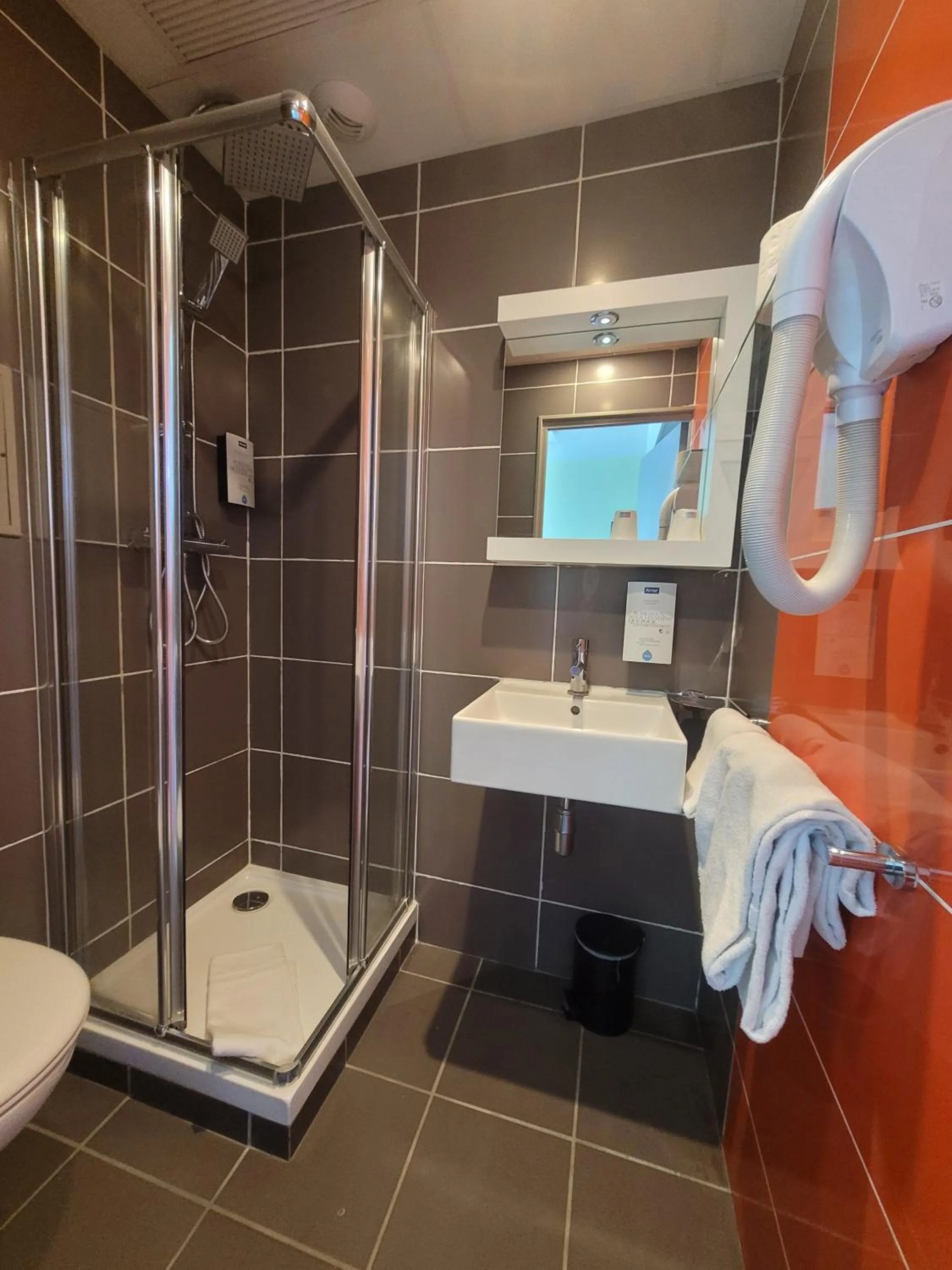 Shower in KYRIAD ORANGE Centre Ville - HOTEL & RESTAURANT & BAR - La Galerie d'Art des Princes - Provence Alpes Côte d'Azur - France - Proche A7-A9 - exit21- Châteauneuf-du-Pape Avignon Bollene Nimes - 24h-24h