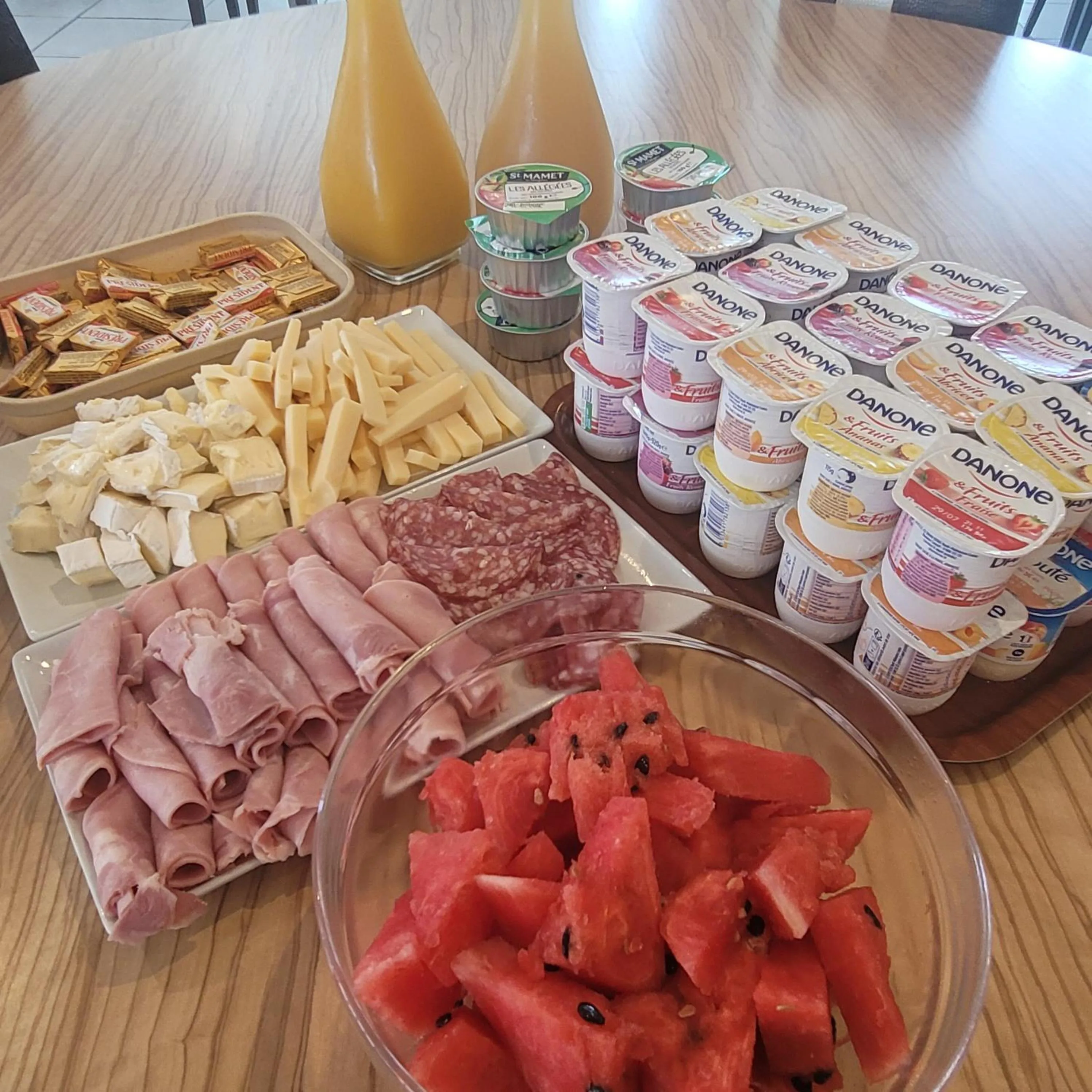 Breakfast in KYRIAD ORANGE Centre Ville - HOTEL & RESTAURANT & BAR - La Galerie d'Art des Princes - Provence Alpes Côte d'Azur - France - Proche A7-A9 - exit21- Châteauneuf-du-Pape Avignon Bollene Nimes - 24h-24h