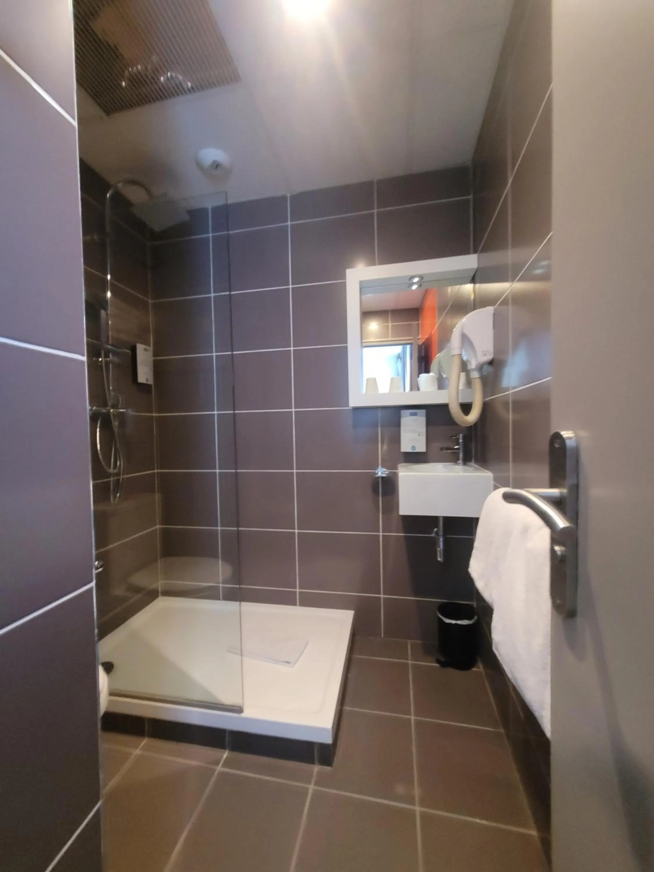 Shower in KYRIAD ORANGE Centre Ville - HOTEL & RESTAURANT & BAR - La Galerie d'Art des Princes - Provence Alpes Côte d'Azur - France - Proche A7-A9 - exit21- Châteauneuf-du-Pape Avignon Bollene Nimes - 24h-24h