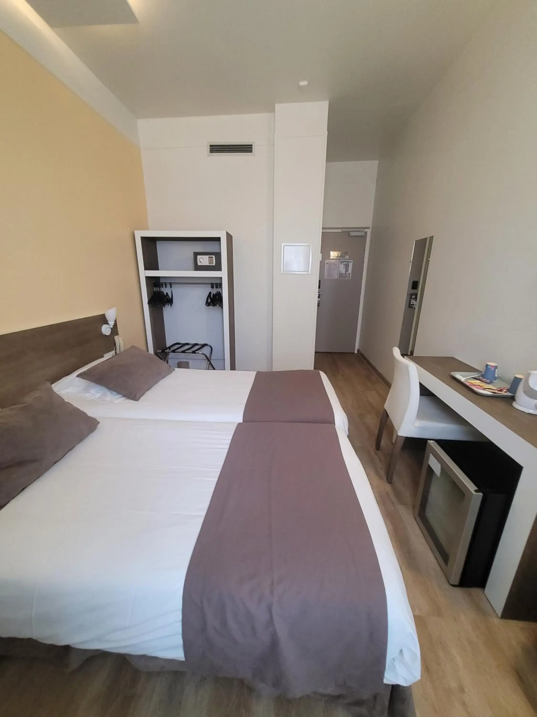 Twin Room in HOTEL KYRIAD ORANGE Centre A7-A9 - 3 etoiles - HOTEL DES PRINCES Twin Room in HOTEL KYRIAD ORANGE Centre A7-A9 - 3 etoiles - HOTEL DES PRINCES