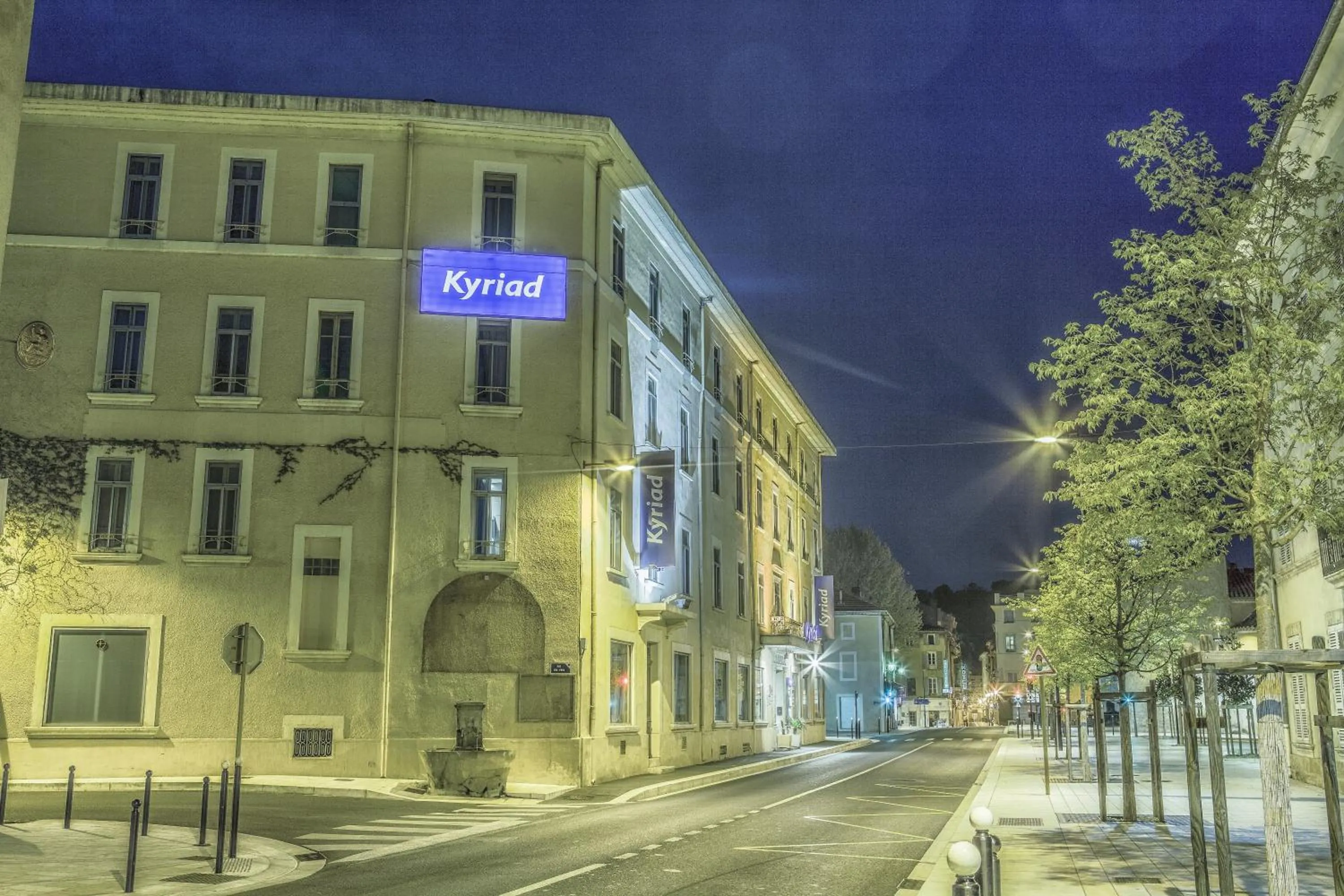 Property building in KYRIAD ORANGE Centre Ville - HOTEL & RESTAURANT & BAR - La Galerie d'Art des Princes - Provence Alpes Côte d'Azur - France - Proche A7-A9 - exit21- Châteauneuf-du-Pape Avignon Bollene Nimes - 24h-24h