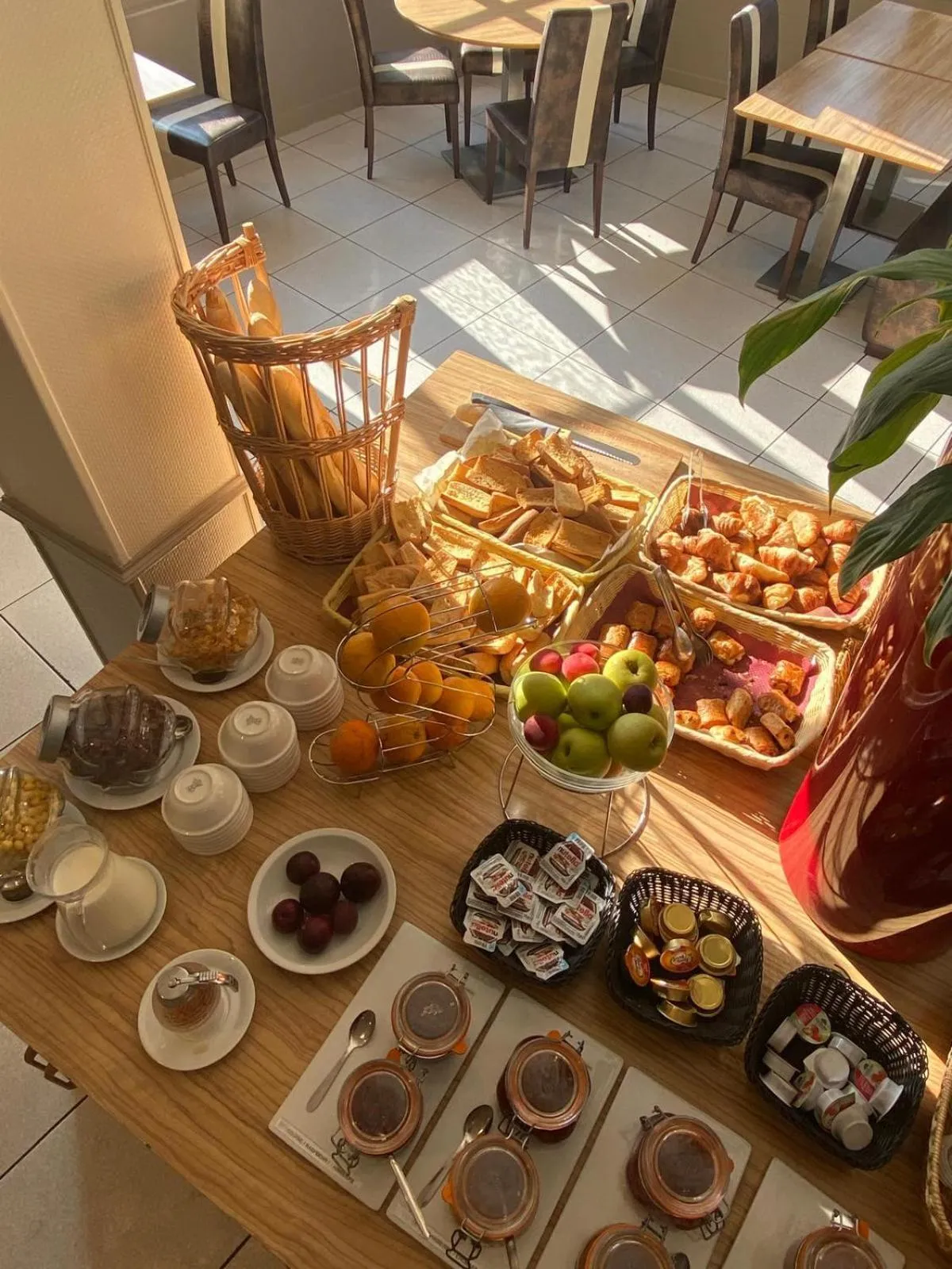 Breakfast in KYRIAD ORANGE Centre Ville - HOTEL & RESTAURANT & BAR - La Galerie d'Art des Princes - Provence Alpes Côte d'Azur - France - Proche A7-A9 - exit21- Châteauneuf-du-Pape Avignon Bollene Nimes - 24h-24h