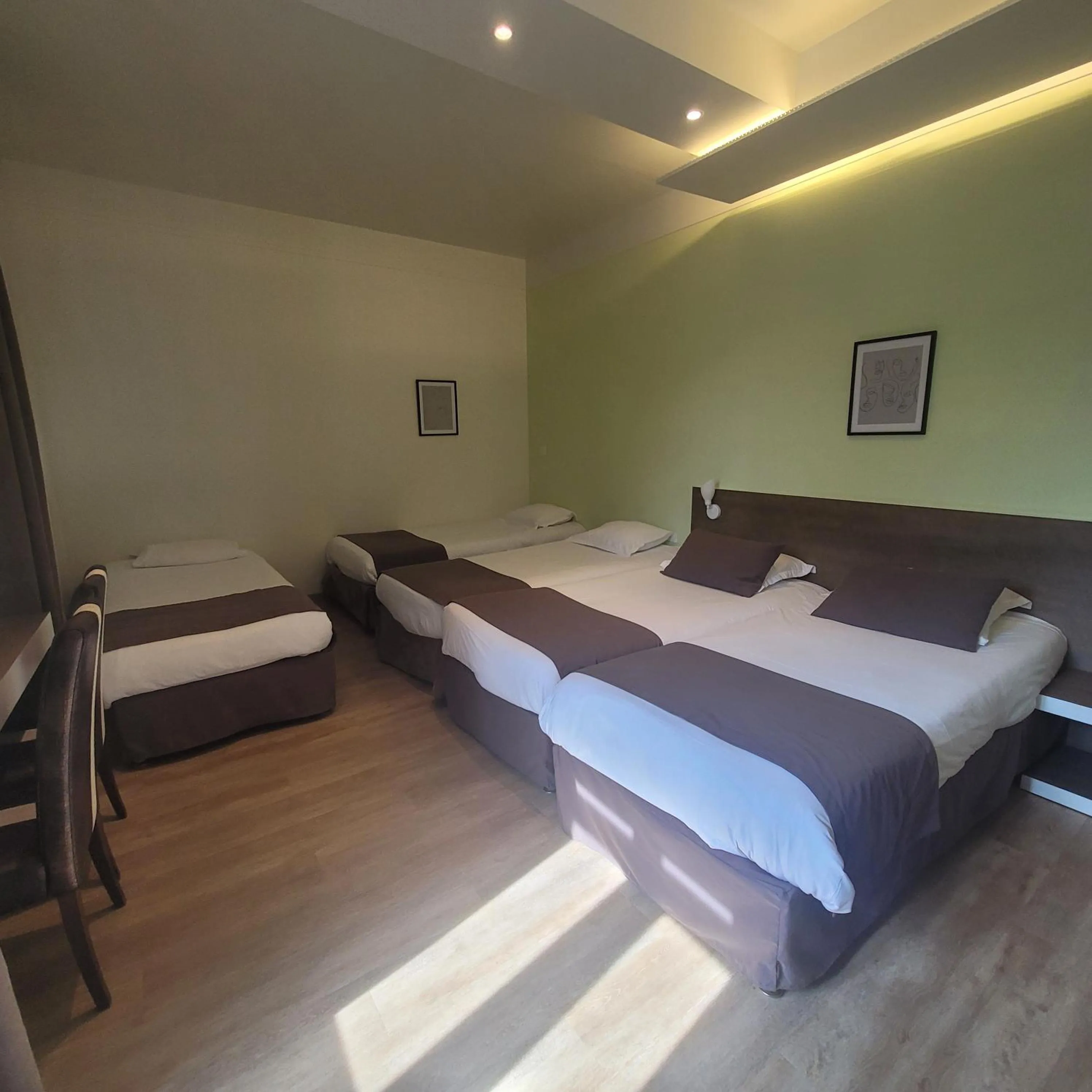 Bed in KYRIAD ORANGE Centre Ville - HOTEL & RESTAURANT & BAR - La Galerie d'Art des Princes - Provence Alpes Côte d'Azur - France - Proche A7-A9 - exit21- Châteauneuf-du-Pape Avignon Bollene Nimes - 24h-24h