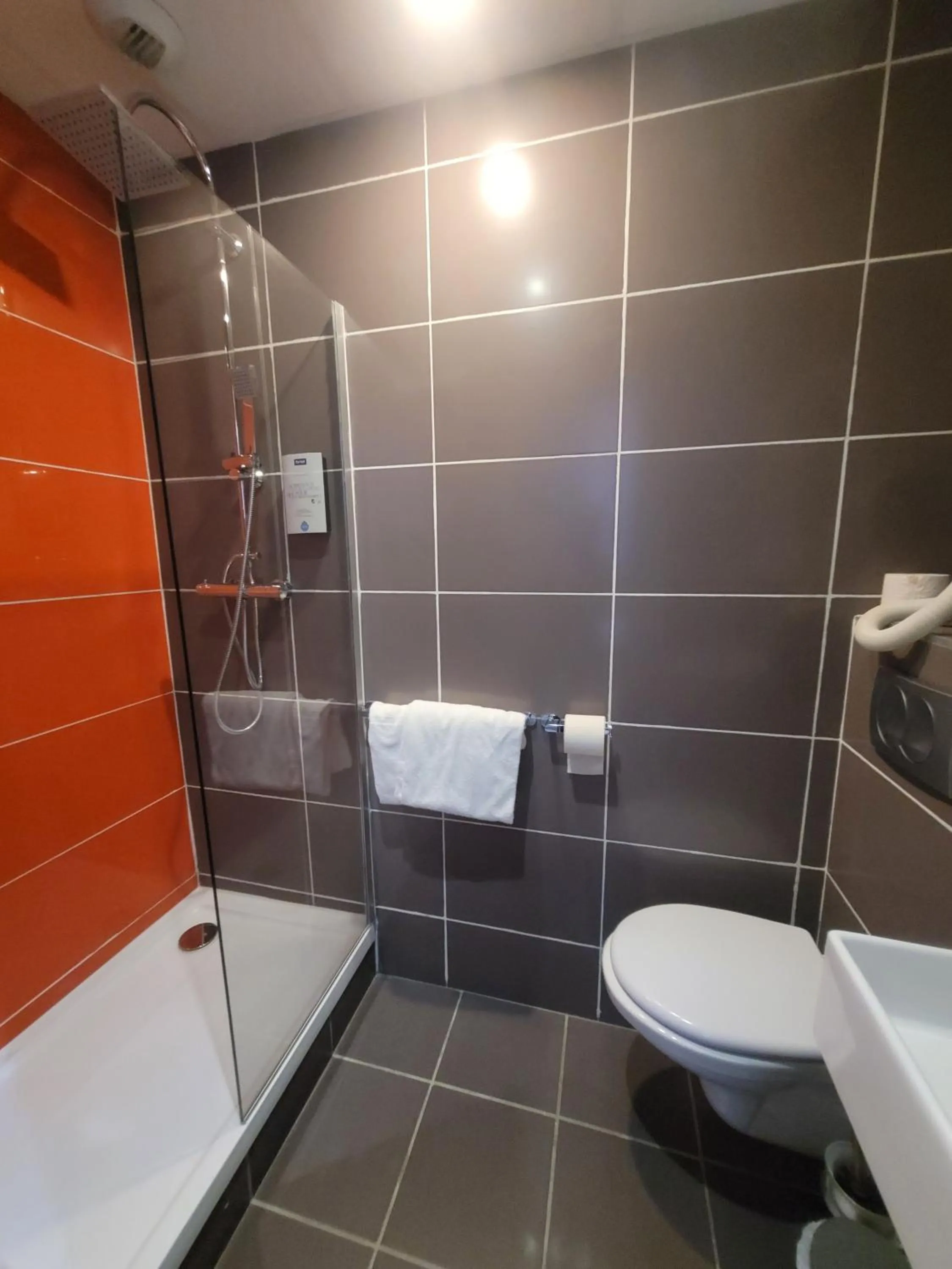 Shower in KYRIAD ORANGE Centre Ville - HOTEL & RESTAURANT & BAR - La Galerie d'Art des Princes - Provence Alpes Côte d'Azur - France - Proche A7-A9 - exit21- Châteauneuf-du-Pape Avignon Bollene Nimes - 24h-24h