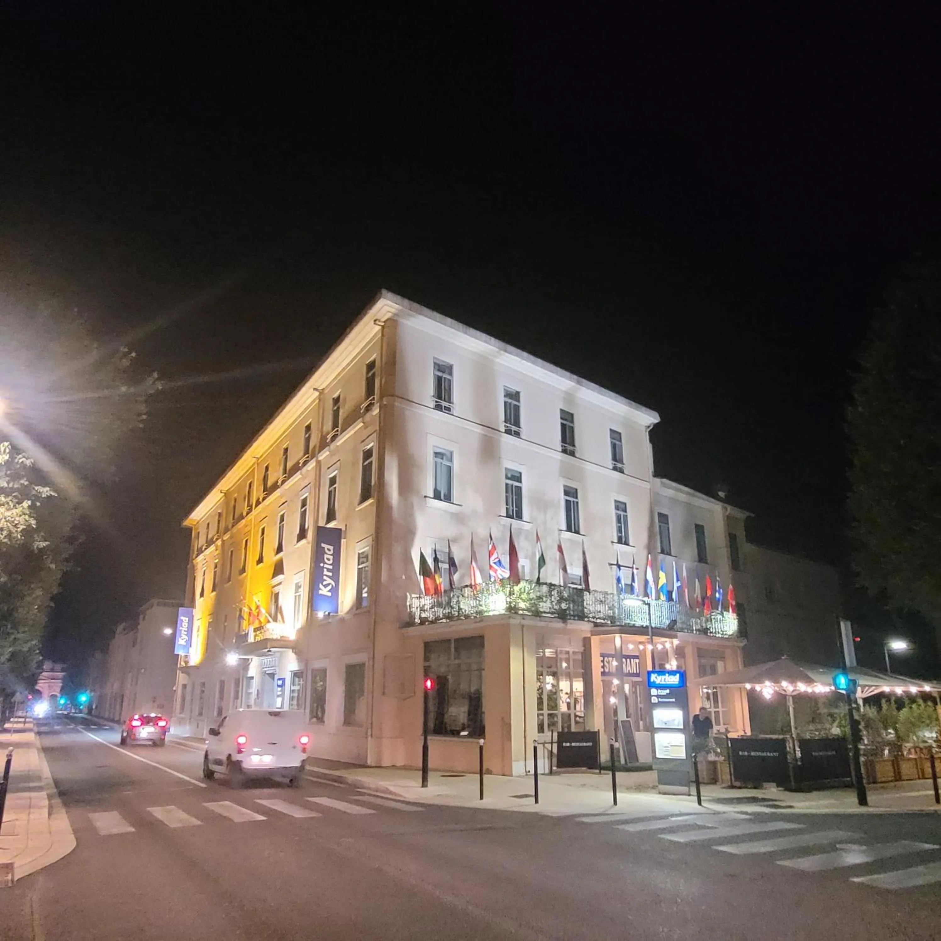 Property building in KYRIAD ORANGE Centre Ville - HOTEL & RESTAURANT & BAR - La Galerie d'Art des Princes - Provence Alpes Côte d'Azur - France - Proche A7-A9 - exit21- Châteauneuf-du-Pape Avignon Bollene Nimes - 24h-24h