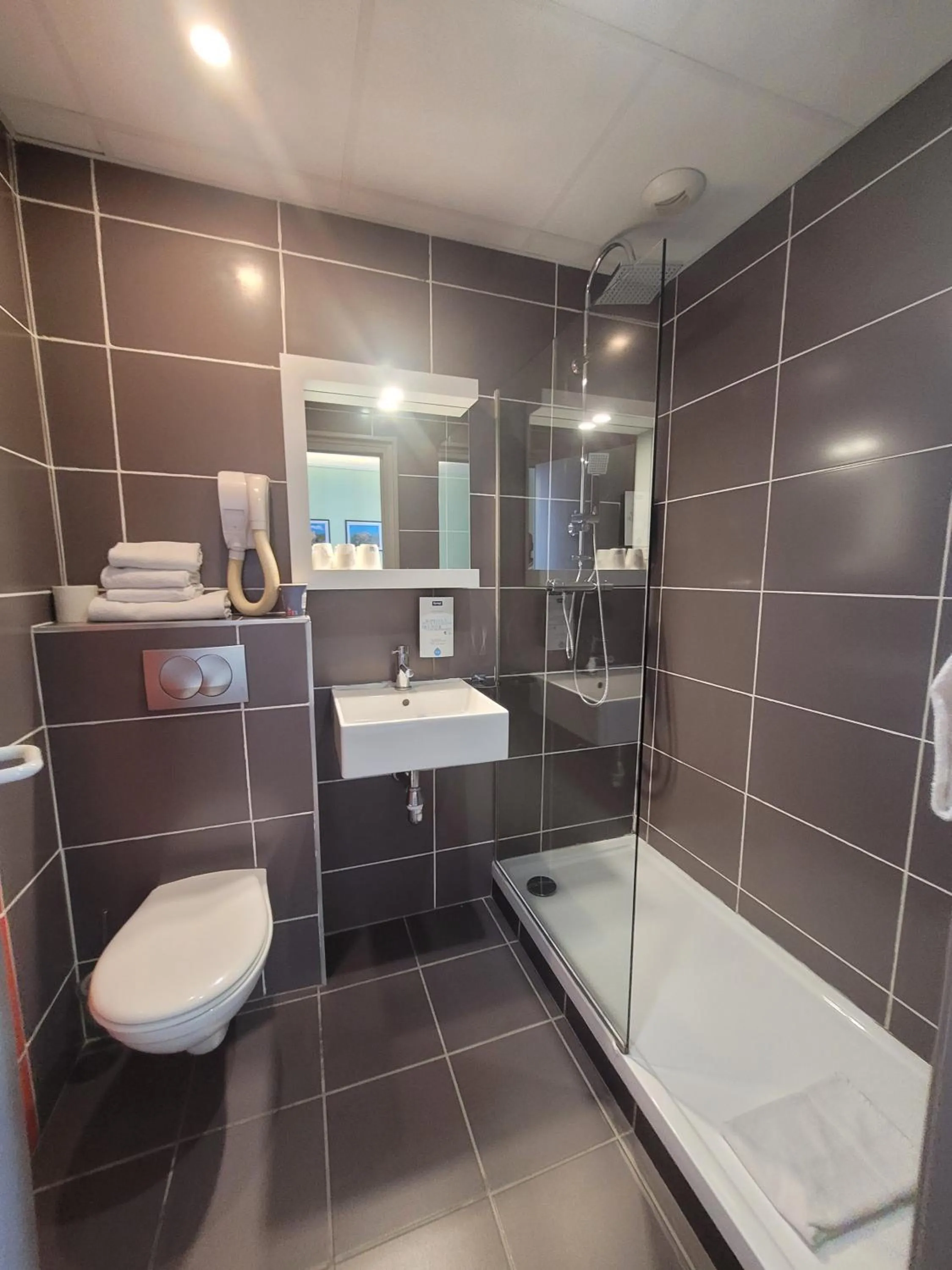 Shower in KYRIAD ORANGE Centre Ville - HOTEL & RESTAURANT & BAR - La Galerie d'Art des Princes - Provence Alpes Côte d'Azur - France - Proche A7-A9 - exit21- Châteauneuf-du-Pape Avignon Bollene Nimes - 24h-24h