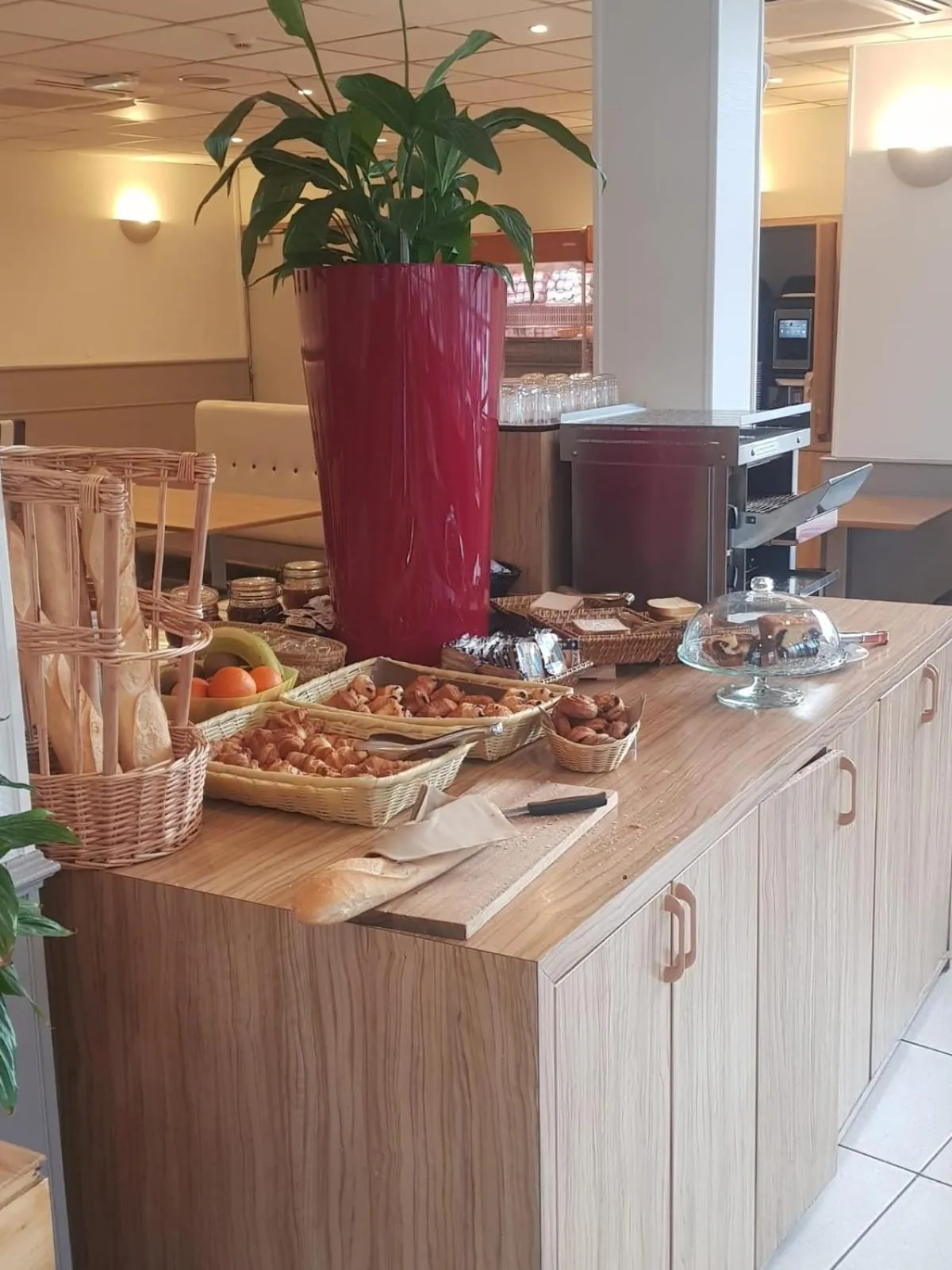 Food and drinks in KYRIAD ORANGE Centre Ville - HOTEL & RESTAURANT & BAR - La Galerie d'Art des Princes - Provence Alpes Côte d'Azur - France - Proche A7-A9 - exit21- Châteauneuf-du-Pape Avignon Bollene Nimes - 24h-24h