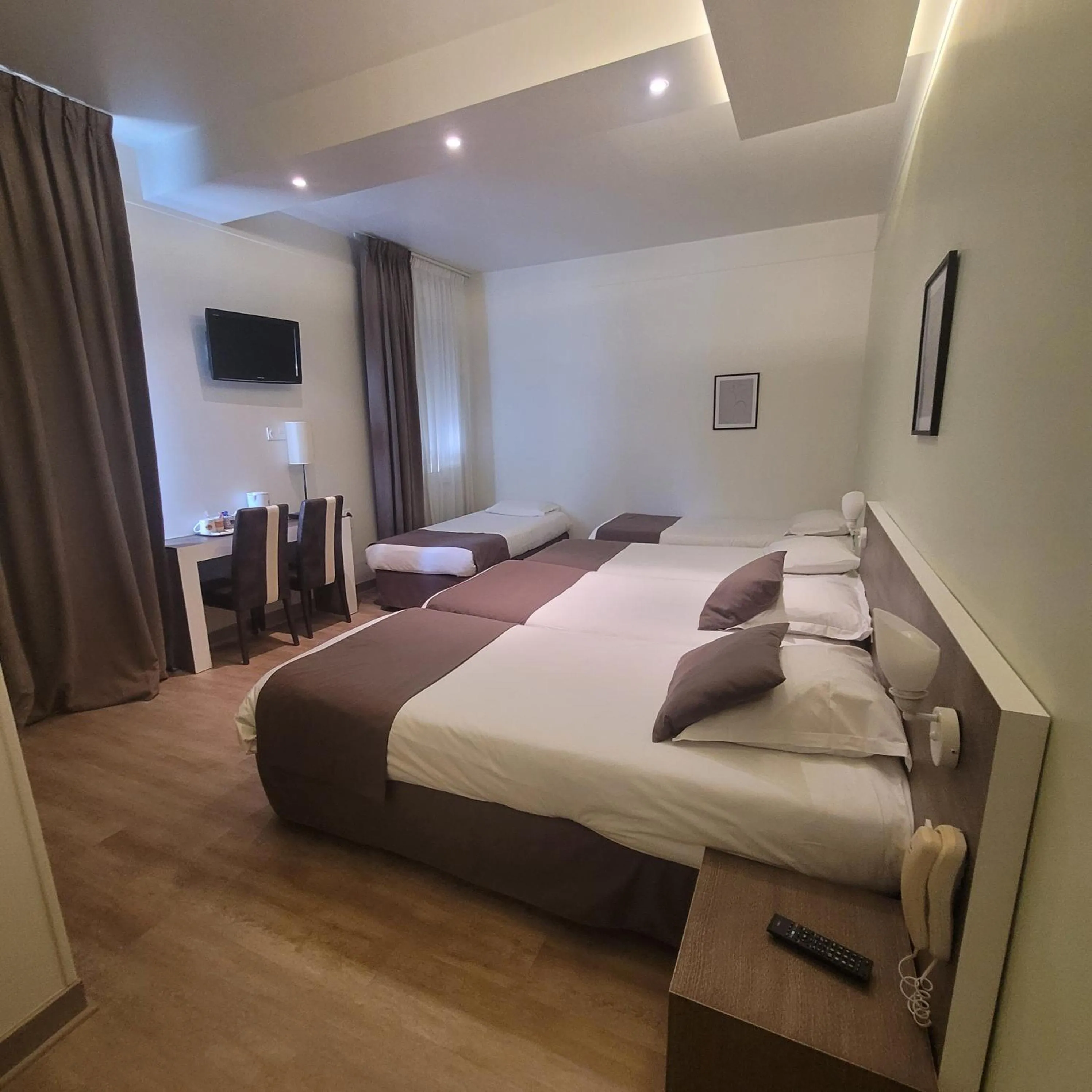 Bed in KYRIAD ORANGE Centre Ville - HOTEL & RESTAURANT & BAR - La Galerie d'Art des Princes - Provence Alpes Côte d'Azur - France - Proche A7-A9 - exit21- Châteauneuf-du-Pape Avignon Bollene Nimes - 24h-24h