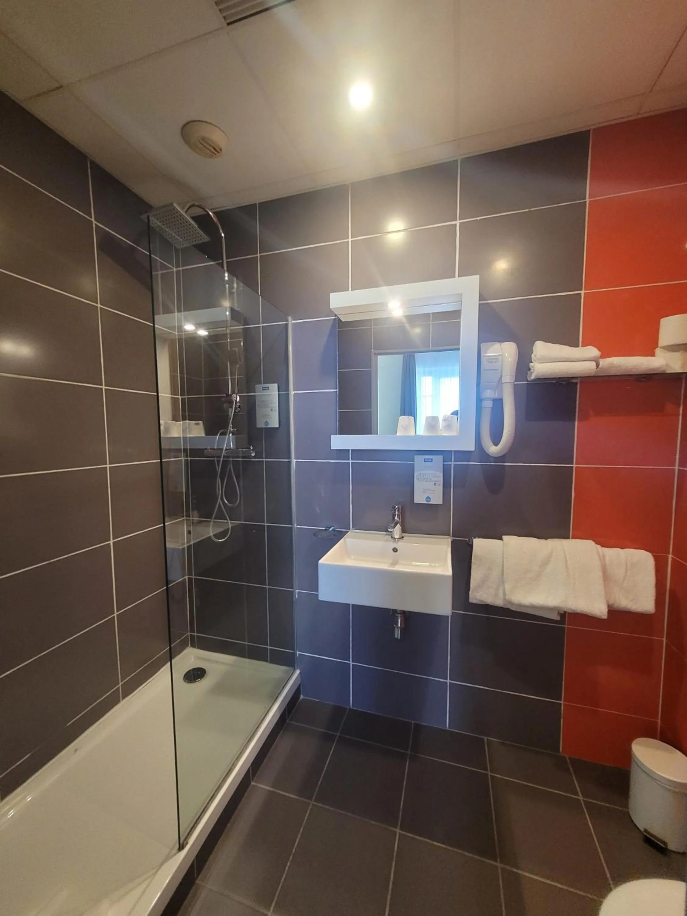 Shower in KYRIAD ORANGE Centre Ville - HOTEL & RESTAURANT & BAR - La Galerie d'Art des Princes - Provence Alpes Côte d'Azur - France - Proche A7-A9 - exit21- Châteauneuf-du-Pape Avignon Bollene Nimes - 24h-24h