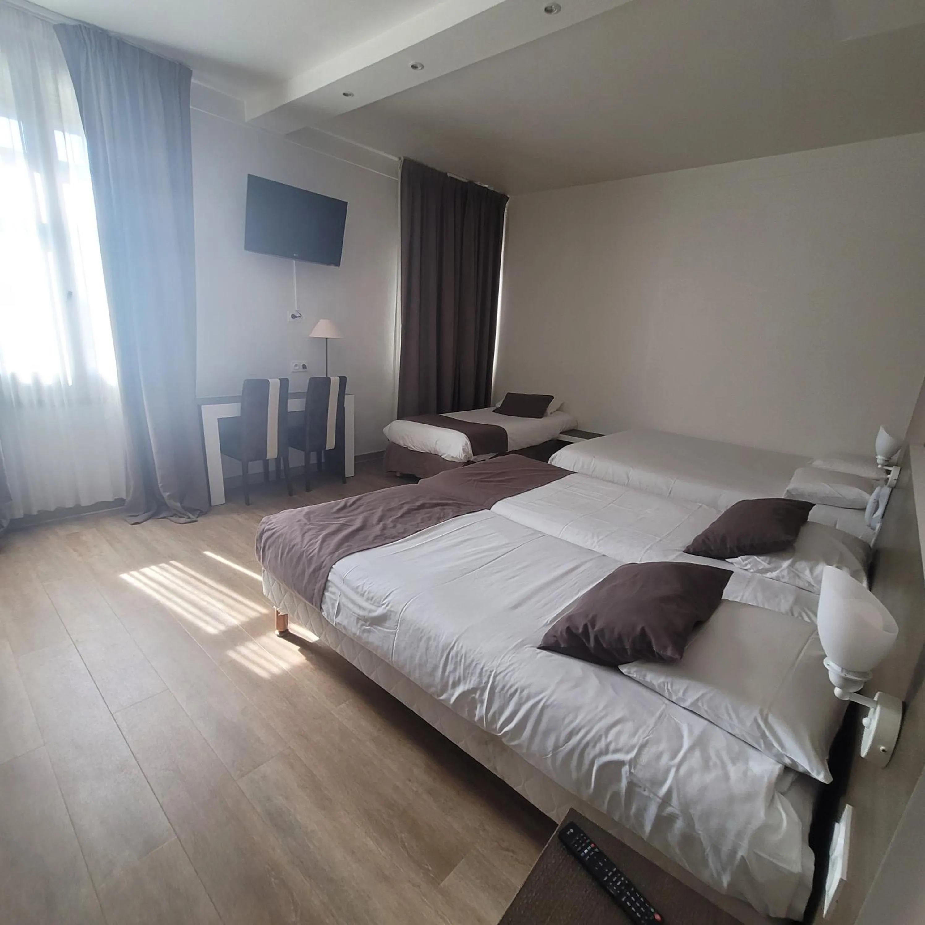 Bed in KYRIAD ORANGE Centre Ville - HOTEL & RESTAURANT & BAR - La Galerie d'Art des Princes - Provence Alpes Côte d'Azur - France - Proche A7-A9 - exit21- Châteauneuf-du-Pape Avignon Bollene Nimes - 24h-24h