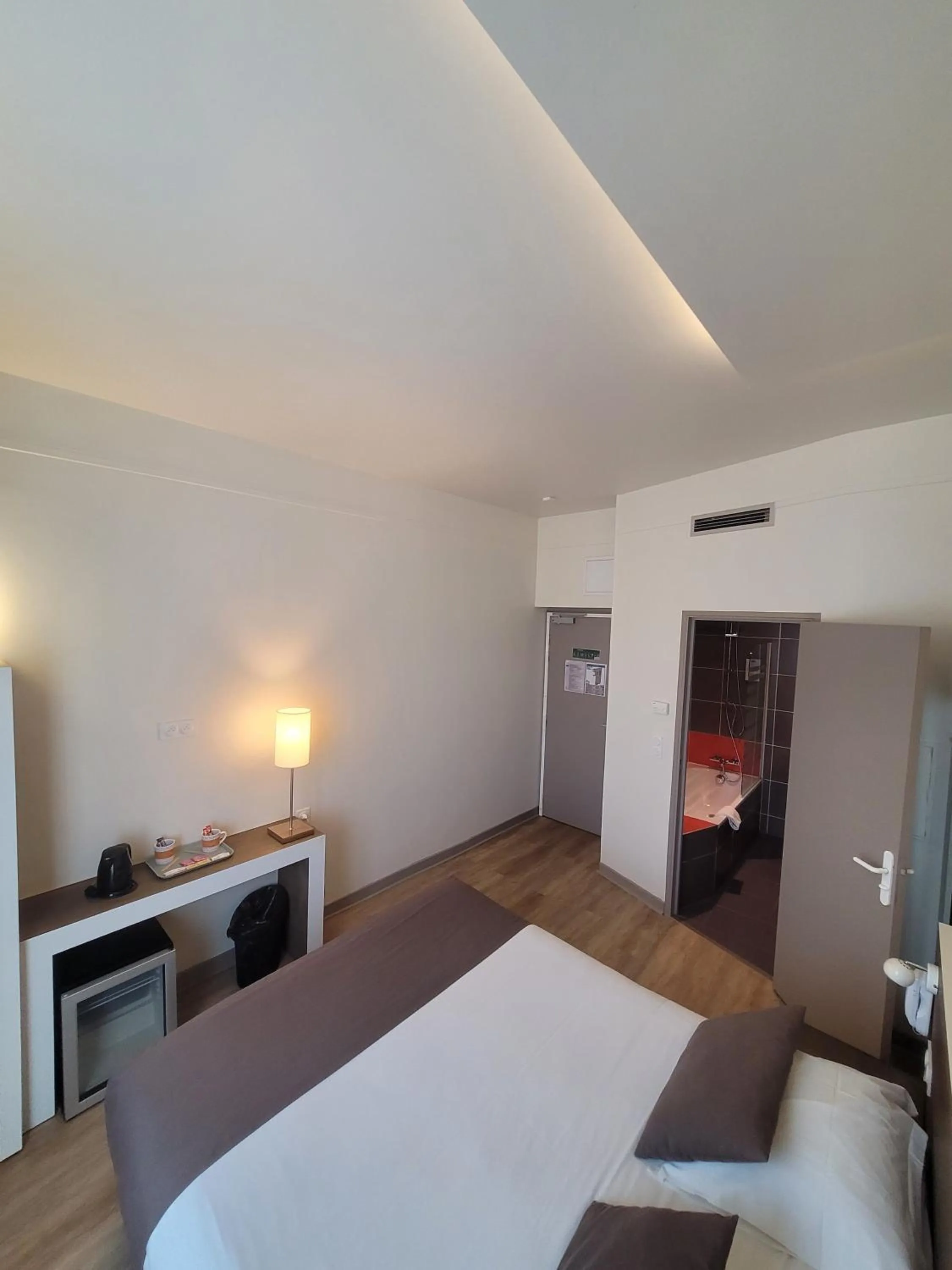 Bed in KYRIAD ORANGE Centre Ville - HOTEL & RESTAURANT & BAR - La Galerie d'Art des Princes - Provence Alpes Côte d'Azur - France - Proche A7-A9 - exit21- Châteauneuf-du-Pape Avignon Bollene Nimes - 24h-24h