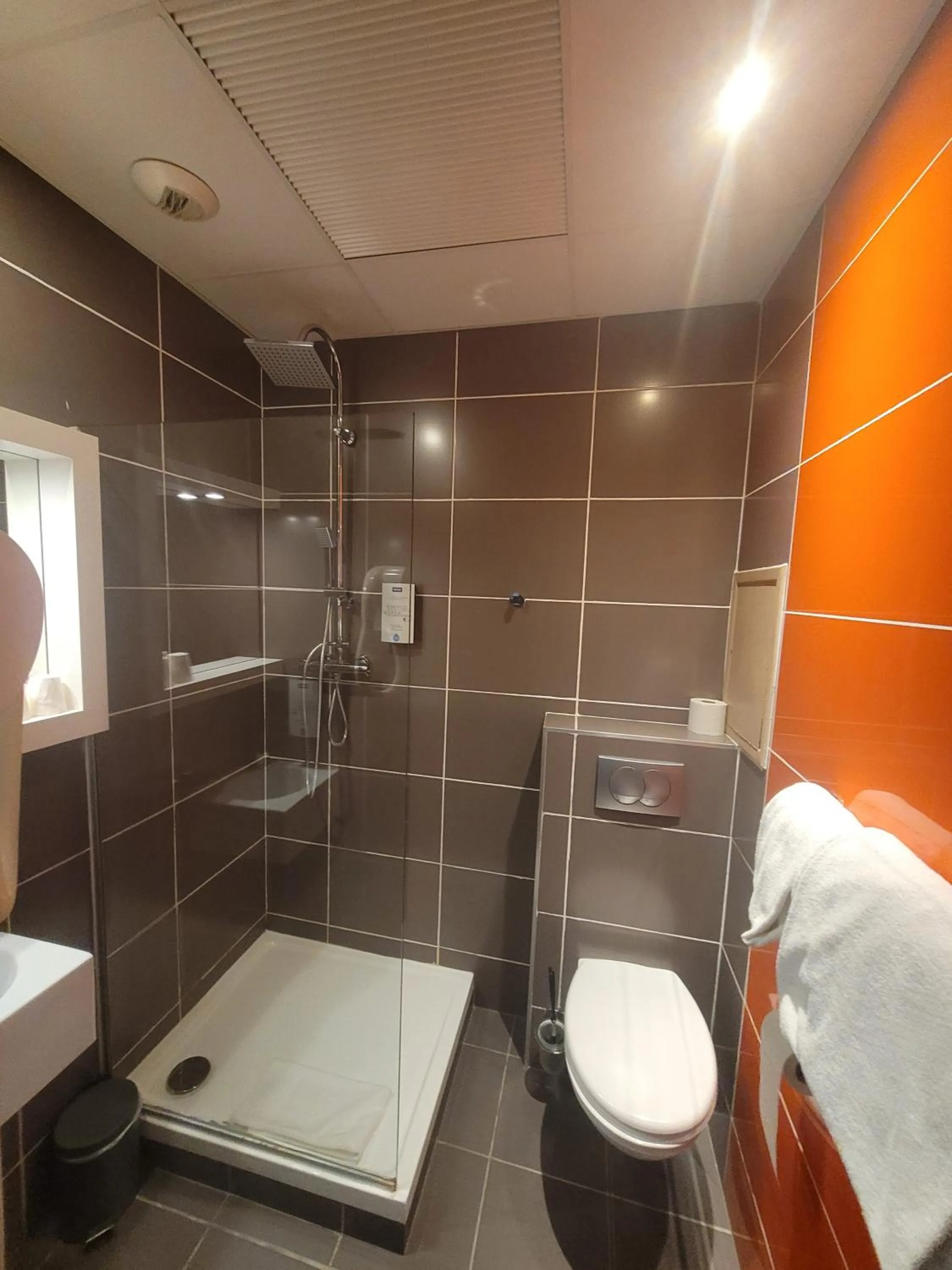 Shower in KYRIAD ORANGE Centre Ville - HOTEL & RESTAURANT & BAR - La Galerie d'Art des Princes - Provence Alpes Côte d'Azur - France - Proche A7-A9 - exit21- Châteauneuf-du-Pape Avignon Bollene Nimes - 24h-24h