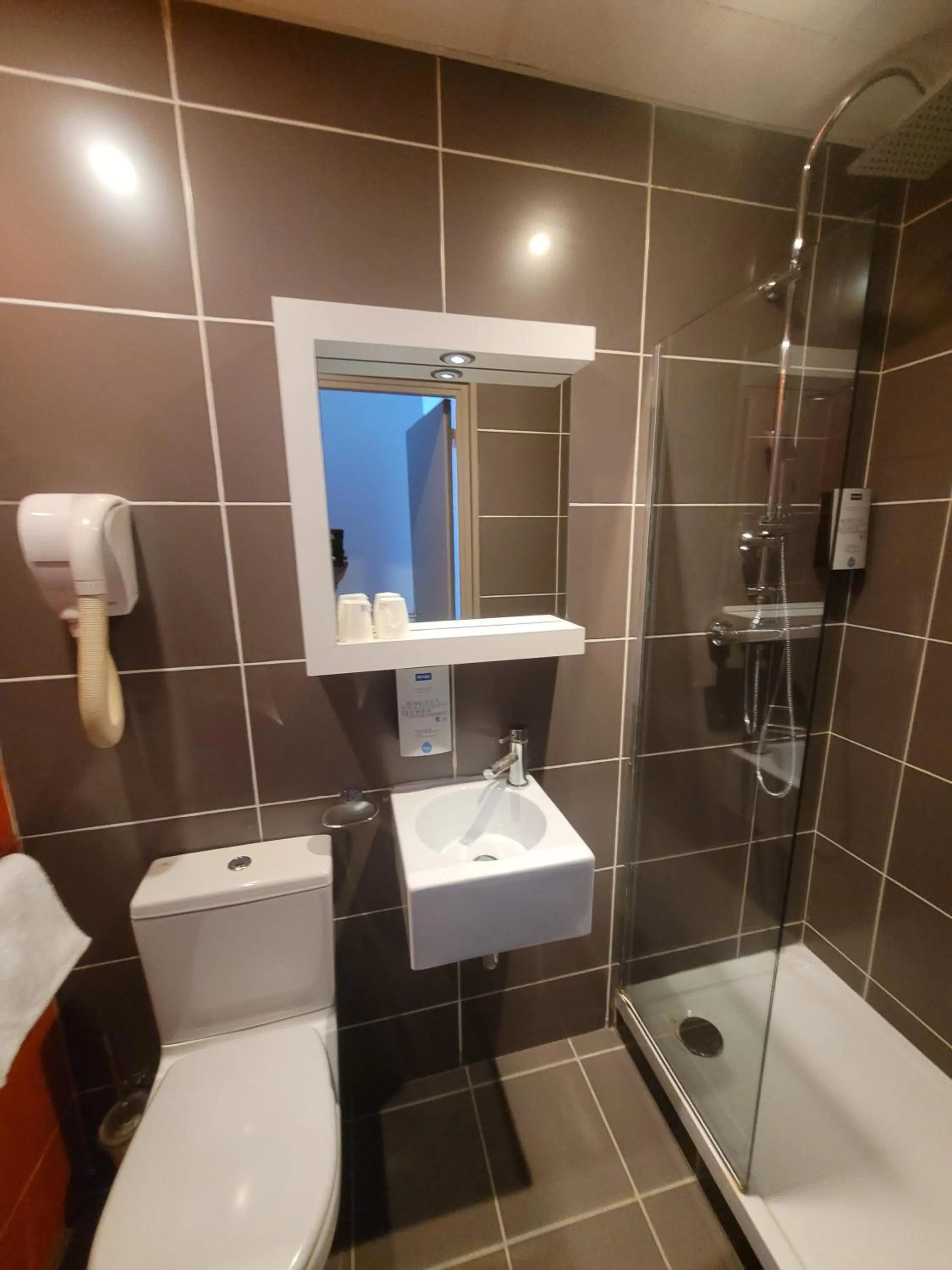 Shower in KYRIAD ORANGE Centre Ville - HOTEL & RESTAURANT & BAR - La Galerie d'Art des Princes - Provence Alpes Côte d'Azur - France - Proche A7-A9 - exit21- Châteauneuf-du-Pape Avignon Bollene Nimes - 24h-24h