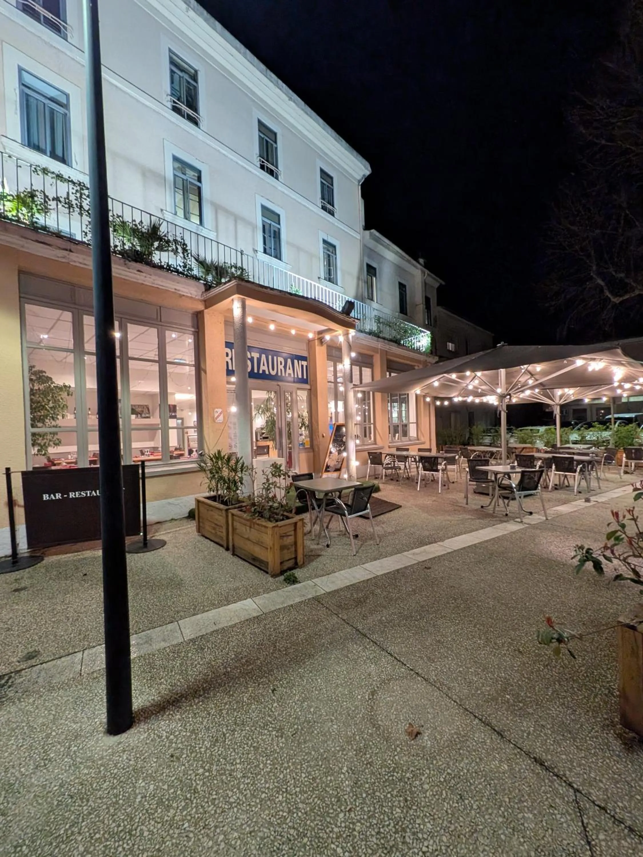 Restaurant/places to eat in KYRIAD ORANGE Centre Ville - HOTEL & RESTAURANT & BAR - La Galerie d'Art des Princes - Provence Alpes Côte d'Azur - France - Proche A7-A9 - exit21- Châteauneuf-du-Pape Avignon Bollene Nimes - 24h-24h