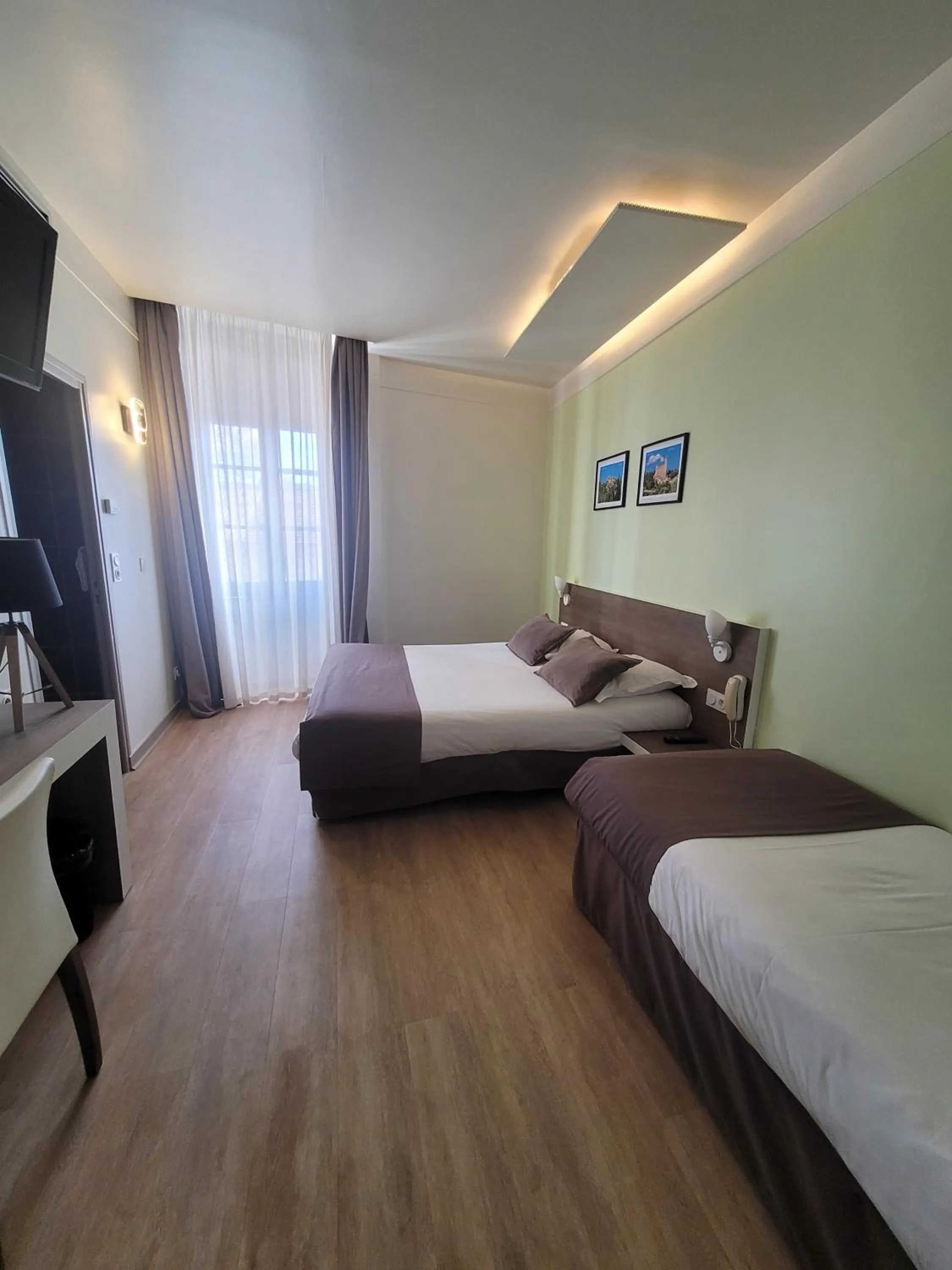 Photo of the whole room, Bed in KYRIAD ORANGE Centre Ville - HOTEL & RESTAURANT & BAR - La Galerie d'Art des Princes - Provence Alpes Côte d'Azur - France - Proche A7-A9 - exit21- Châteauneuf-du-Pape Avignon Bollene Nimes - 24h-24h