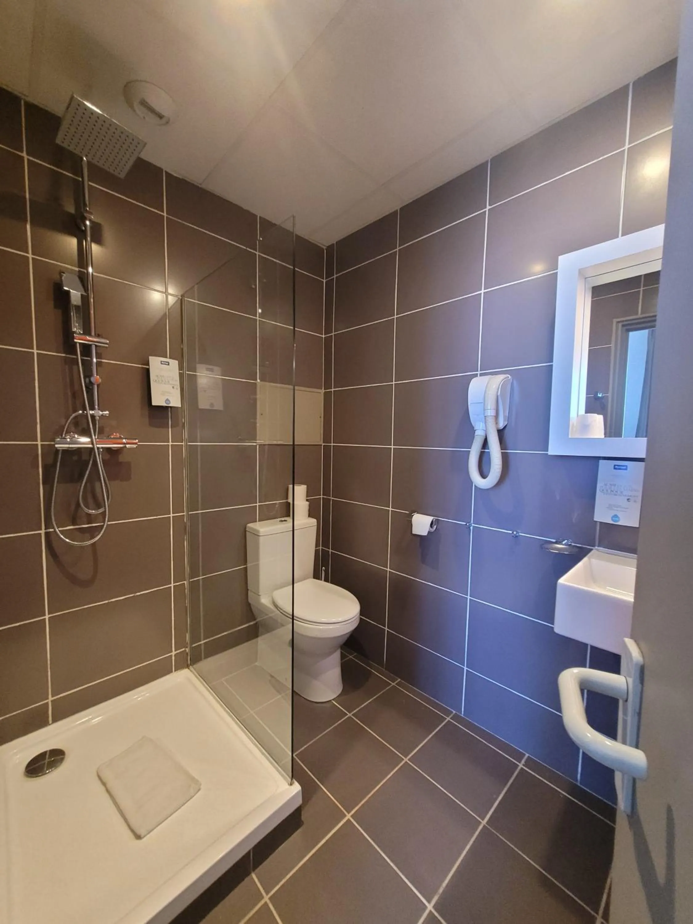 Shower in KYRIAD ORANGE Centre Ville - HOTEL & RESTAURANT & BAR - La Galerie d'Art des Princes - Provence Alpes Côte d'Azur - France - Proche A7-A9 - exit21- Châteauneuf-du-Pape Avignon Bollene Nimes - 24h-24h