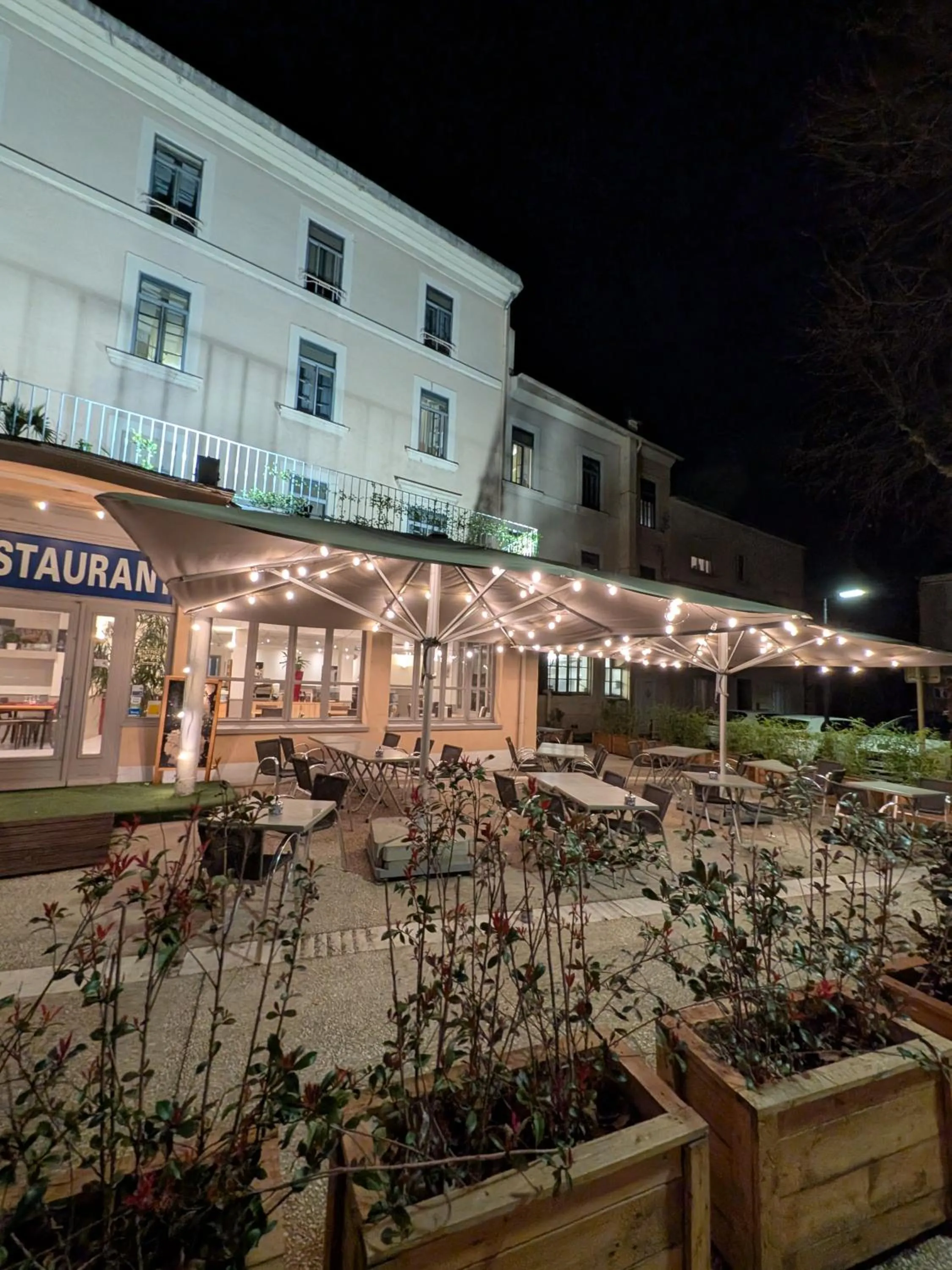 Property building in KYRIAD ORANGE Centre Ville - HOTEL & RESTAURANT & BAR - La Galerie d'Art des Princes - Provence Alpes Côte d'Azur - France - Proche A7-A9 - exit21- Châteauneuf-du-Pape Avignon Bollene Nimes - 24h-24h