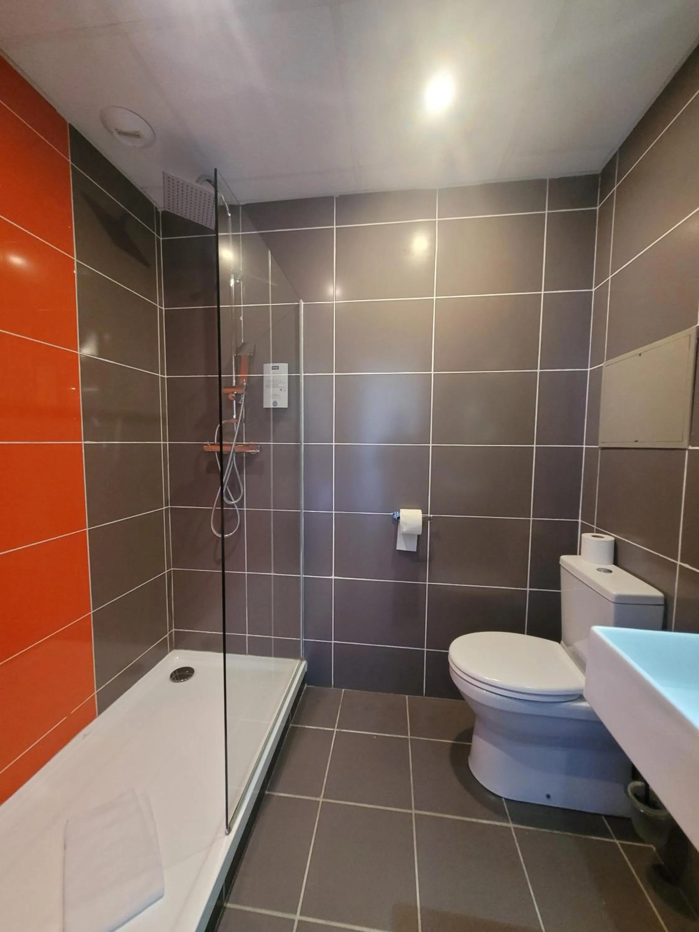 Shower in KYRIAD ORANGE Centre Ville - HOTEL & RESTAURANT & BAR - La Galerie d'Art des Princes - Provence Alpes Côte d'Azur - France - Proche A7-A9 - exit21- Châteauneuf-du-Pape Avignon Bollene Nimes - 24h-24h