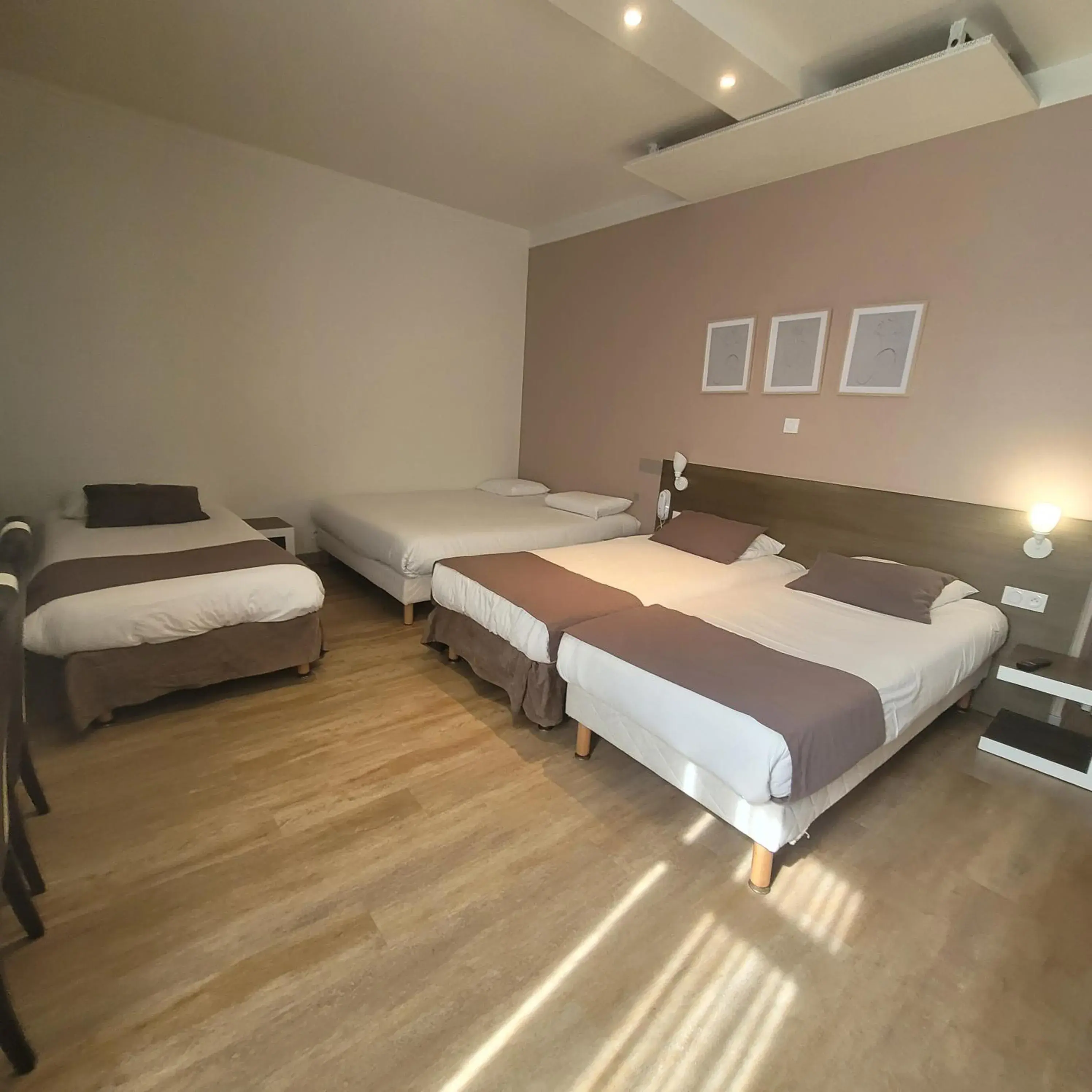 Comfort Family Room in HOTEL KYRIAD ORANGE Centre A7-A9 - 3 etoiles - HOTEL DES PRINCES Comfort Family Room in HOTEL KYRIAD ORANGE Centre A7-A9 - 3 etoiles - HOTEL DES PRINCES