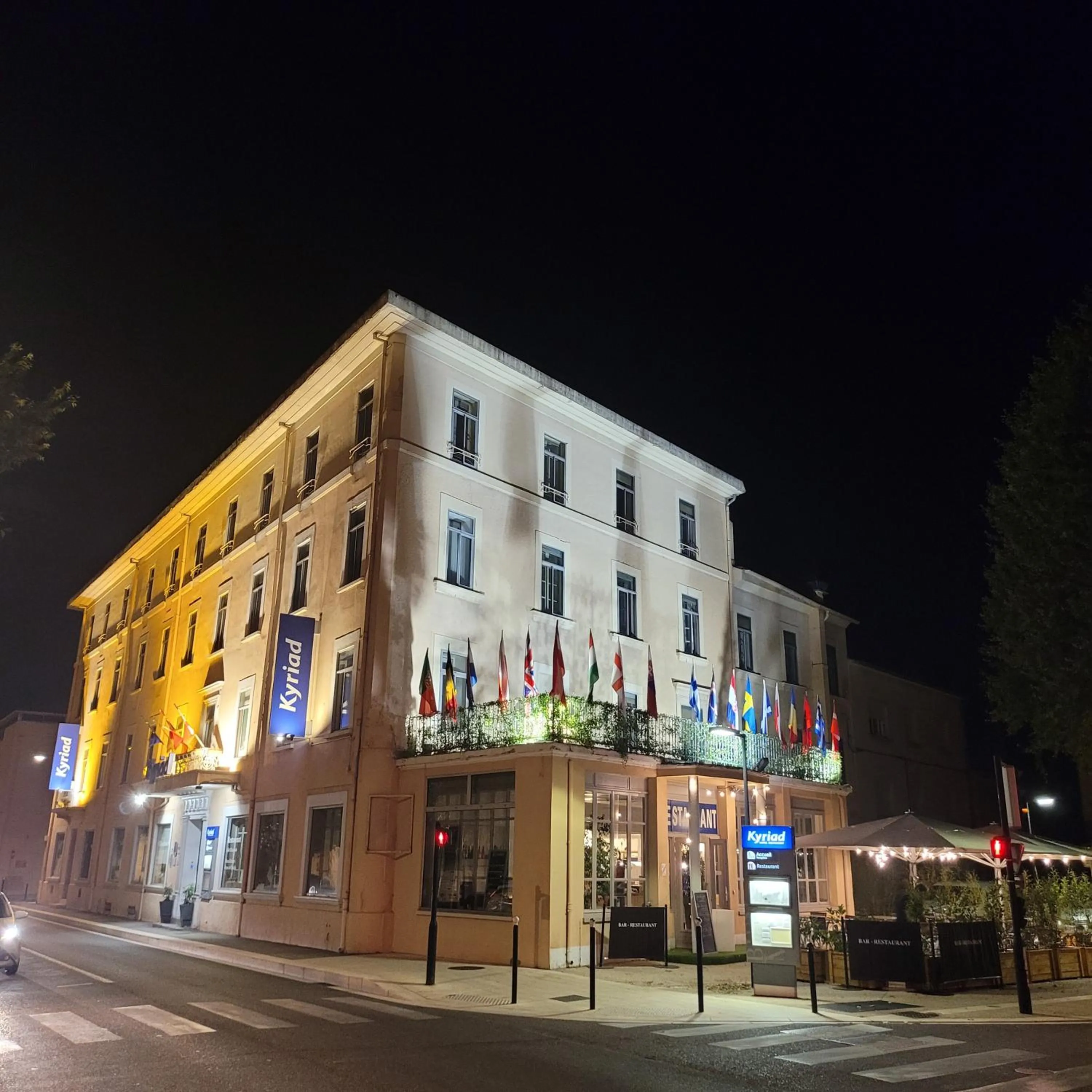 Property building in KYRIAD ORANGE Centre Ville - HOTEL & RESTAURANT & BAR - La Galerie d'Art des Princes - Provence Alpes Côte d'Azur - France - Proche A7-A9 - exit21- Châteauneuf-du-Pape Avignon Bollene Nimes - 24h-24h