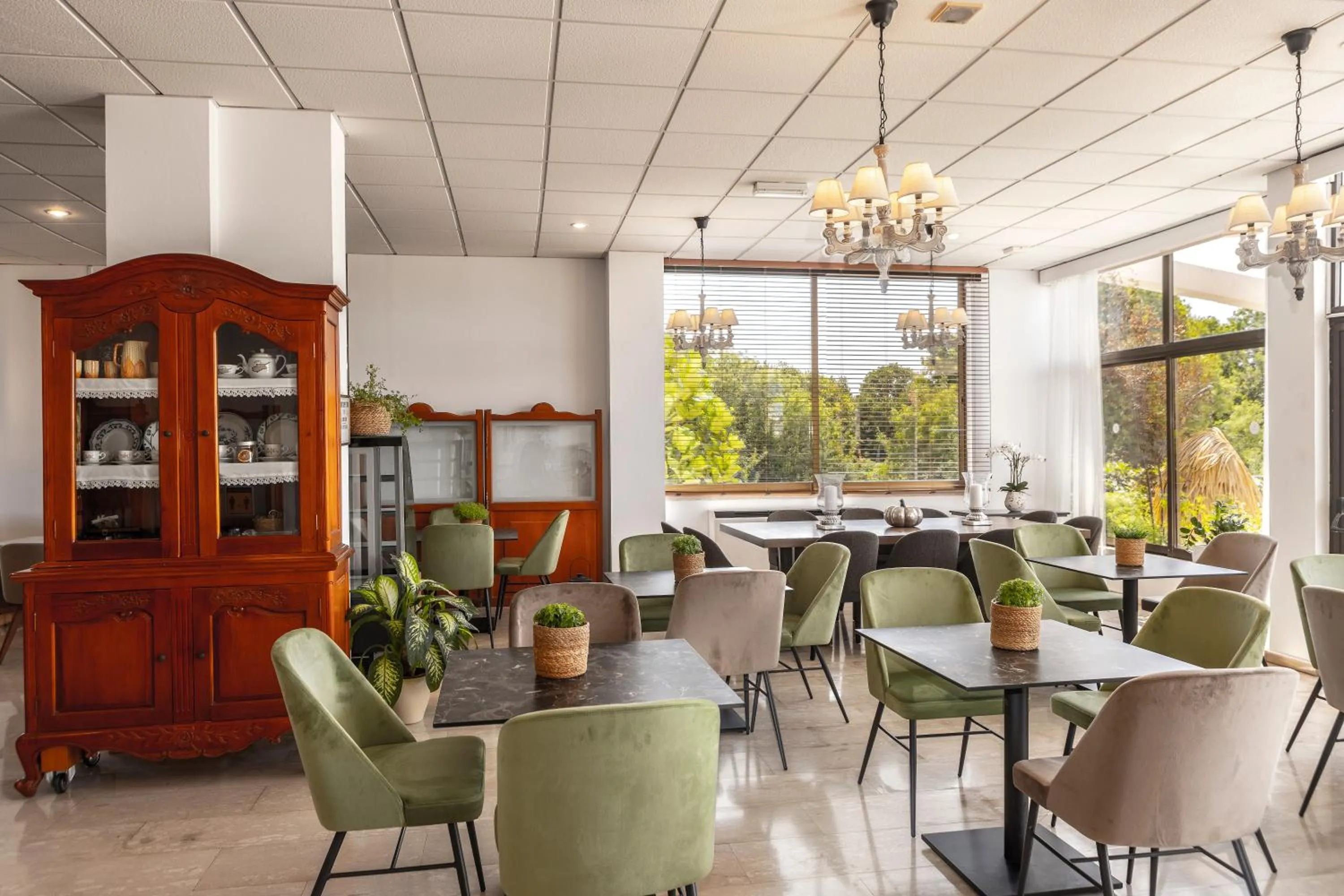 Restaurant/places to eat in Stephanos Hotel Apartments