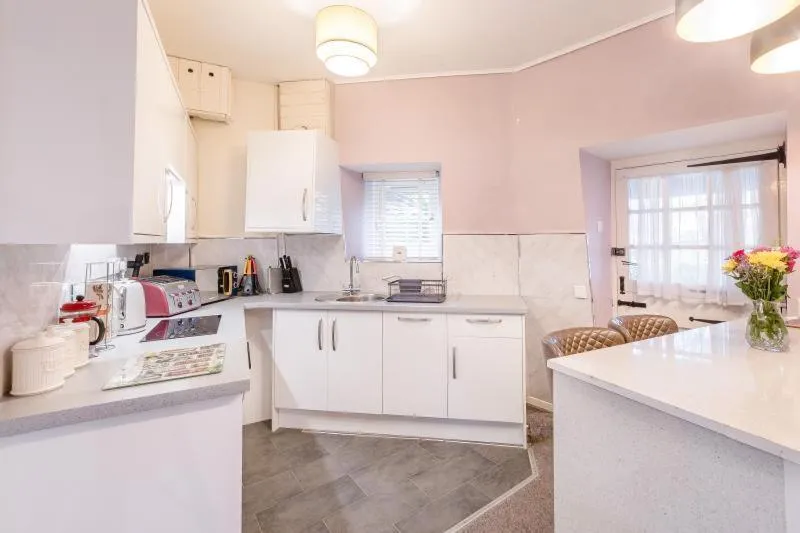 Kitchen or kitchenette in Hunston Mill Self Catering Dog Stay For Free