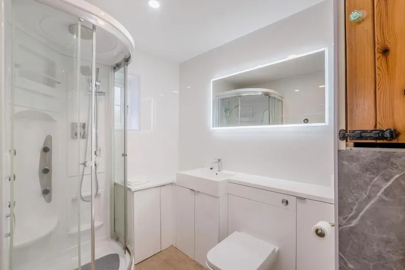 Bathroom in Hunston Mill Self Catering Dog Stay For Free