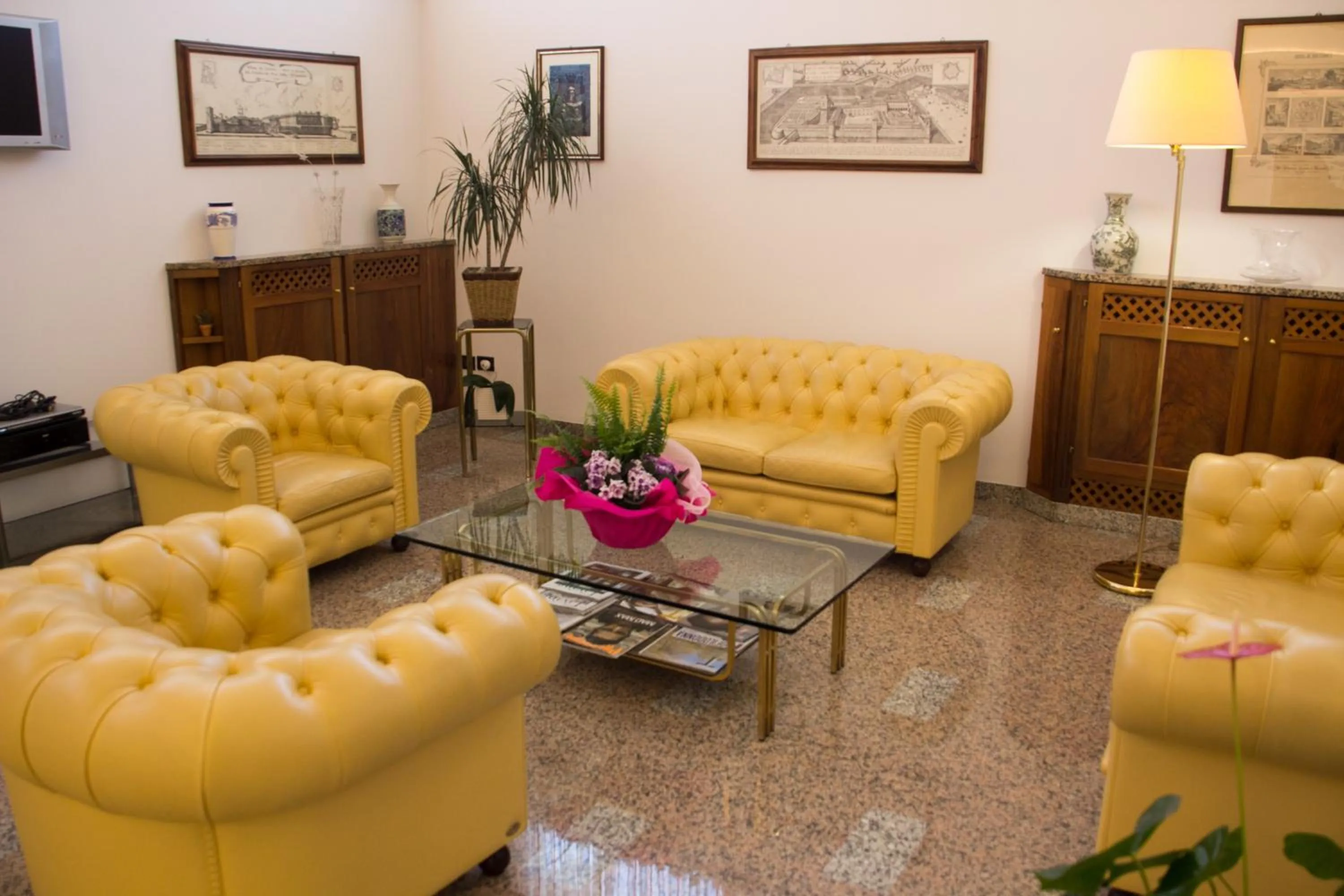 Communal lounge/ TV room in Hotel Pico