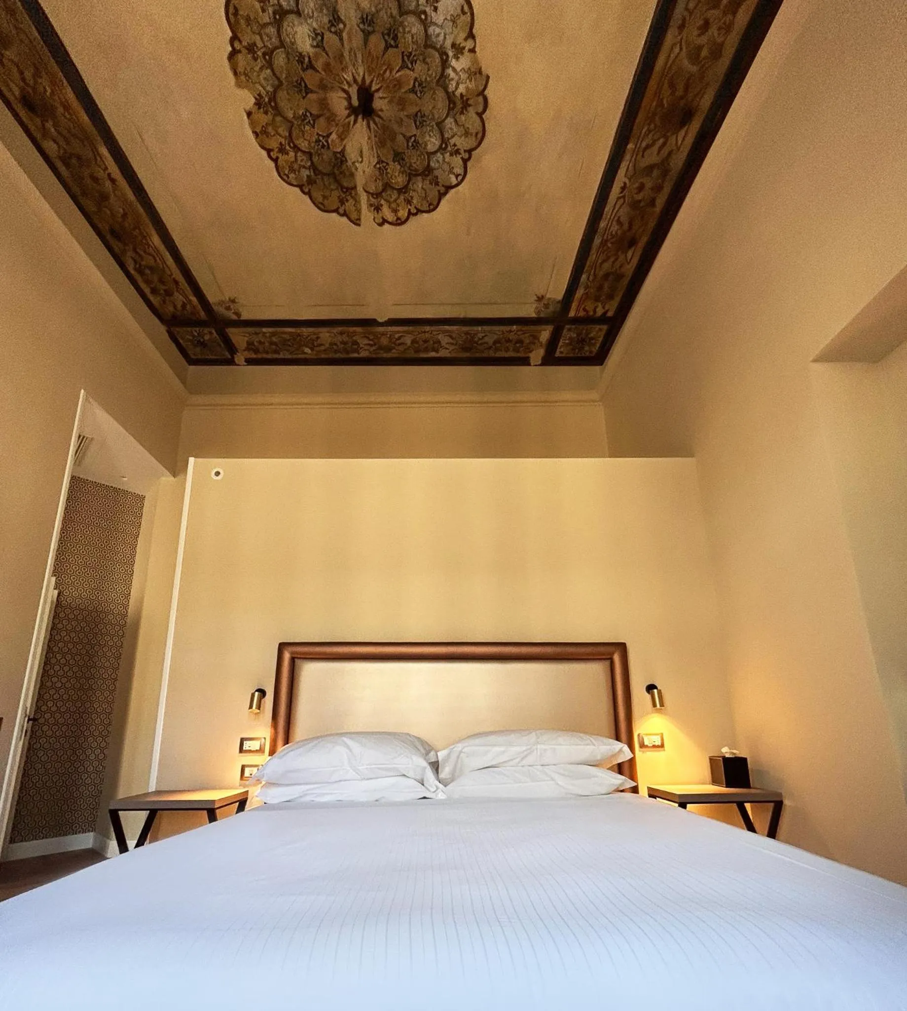 Bed in Caruso Place Luxury Rooms & Suites