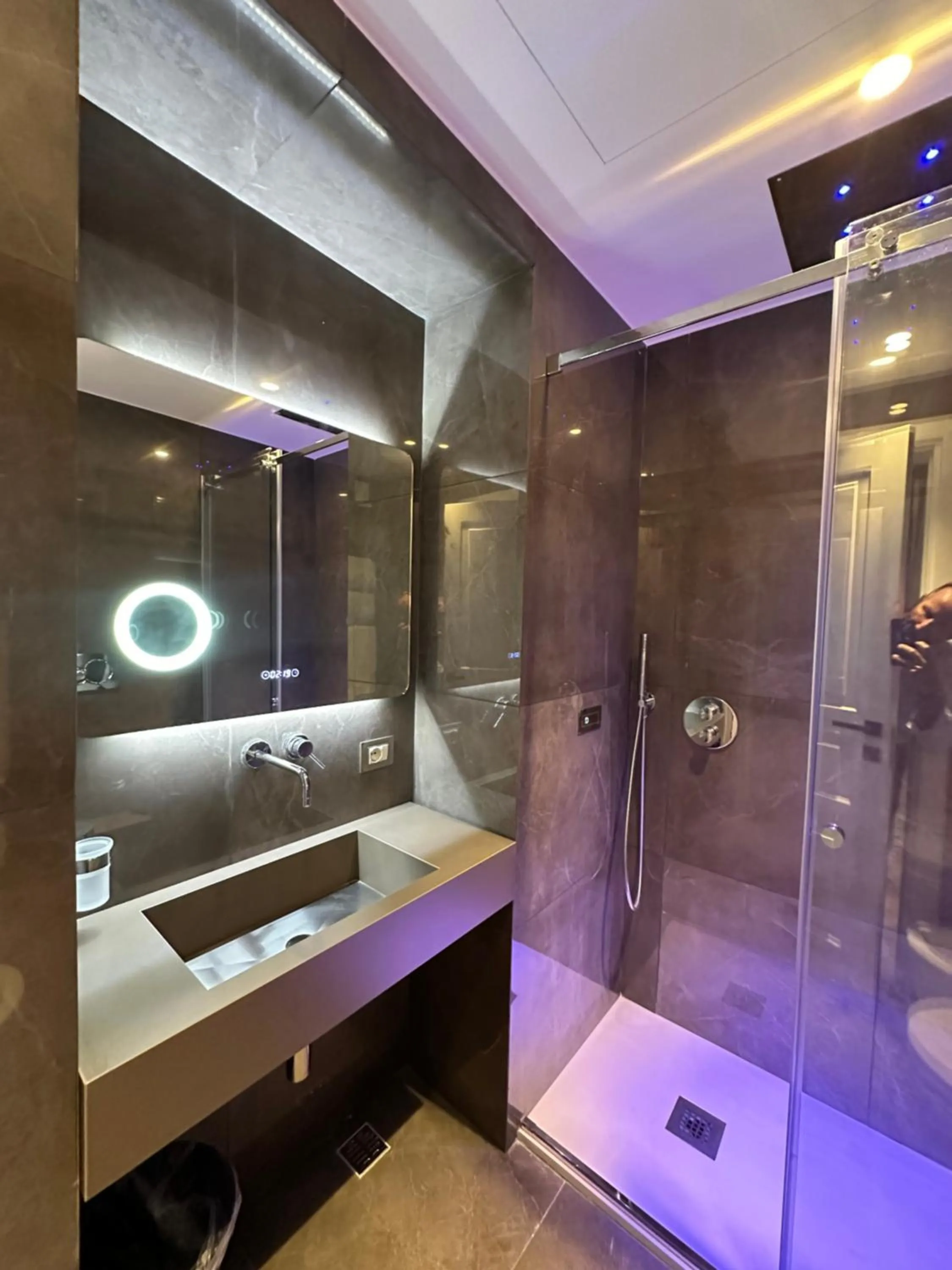 Bathroom in Caruso Place Luxury Rooms & Suites