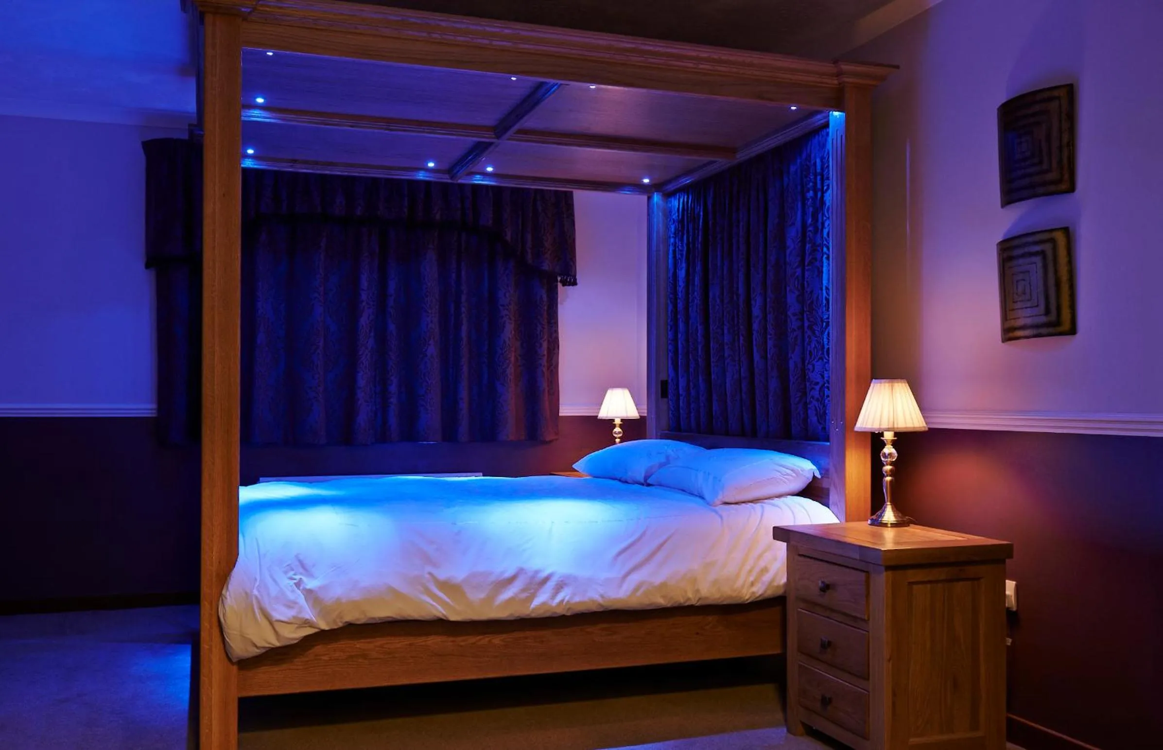 Photo of the whole room, Bed in Hillview Park