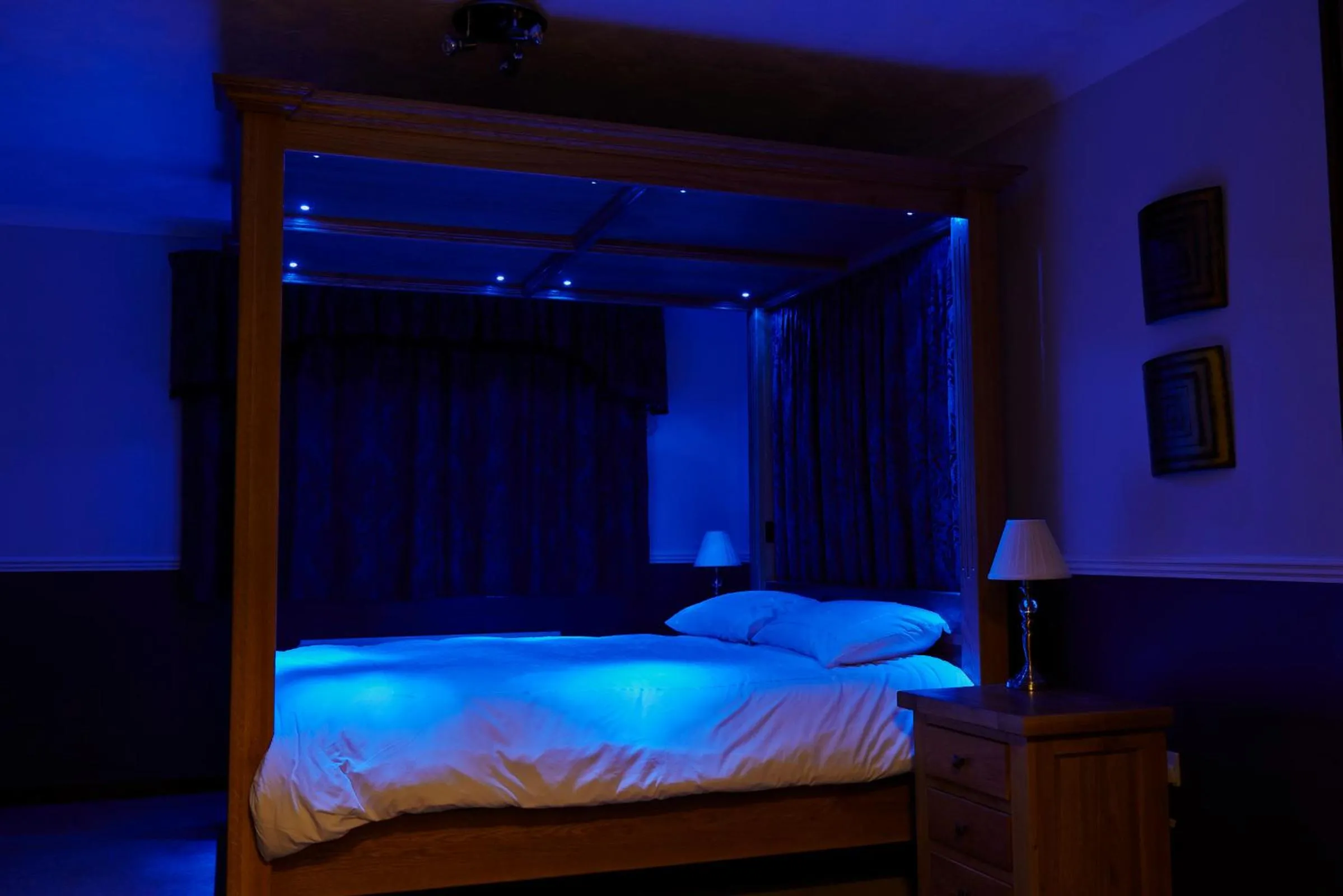 Photo of the whole room, Bed in Hillview Park