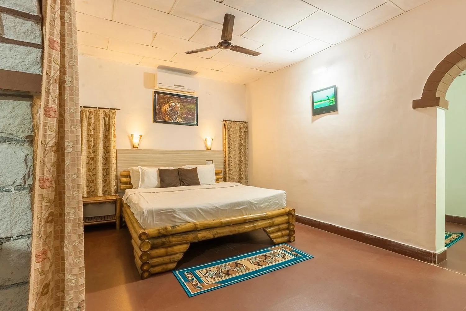 Bed in Jungle King Resort