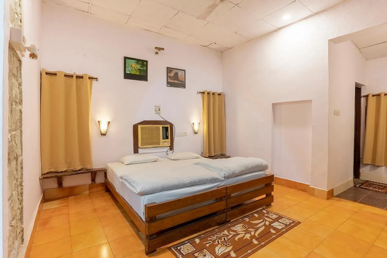 Photo of the whole room, Bed in Jungle King Resort