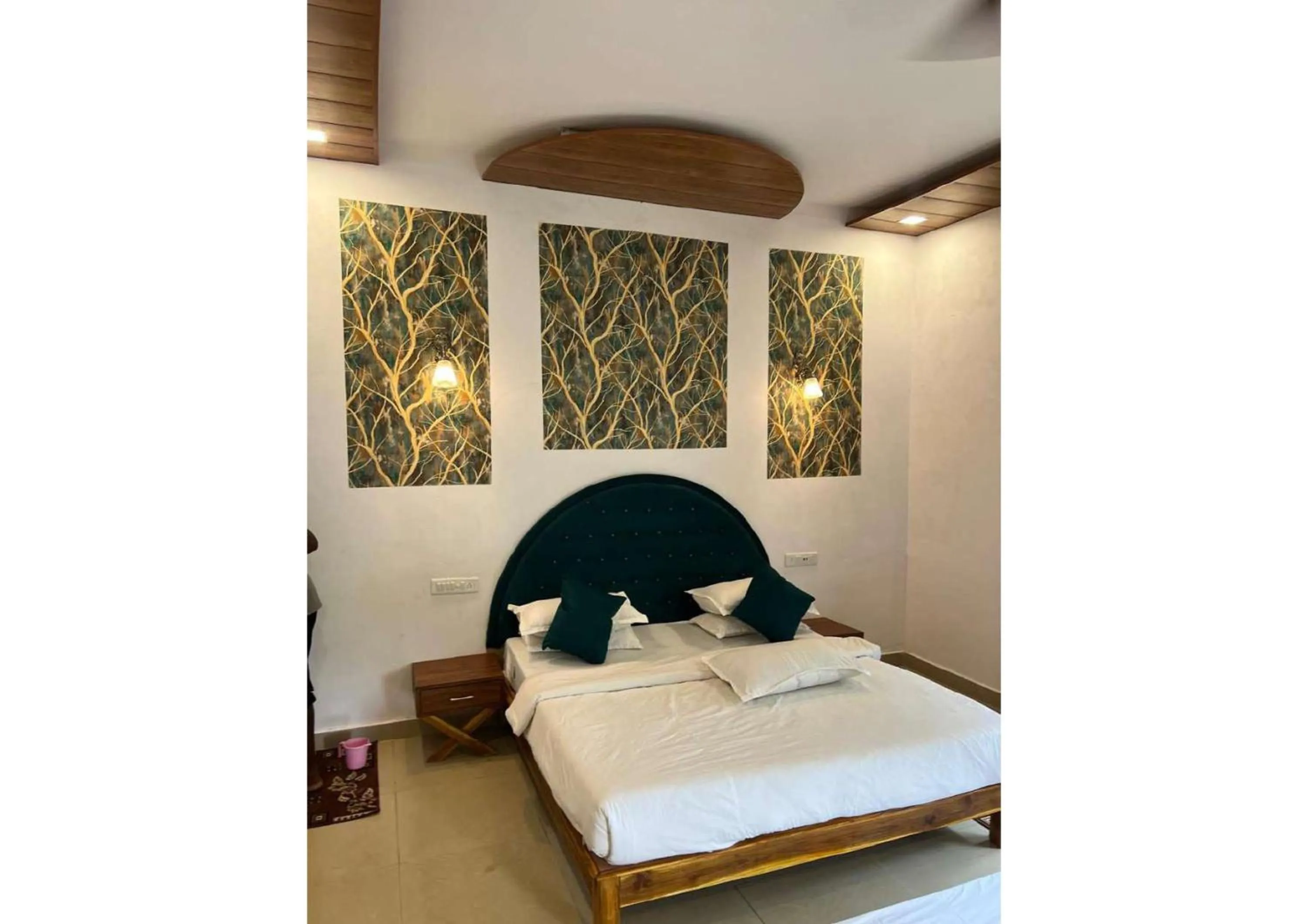 Bed in Jungle King Resort