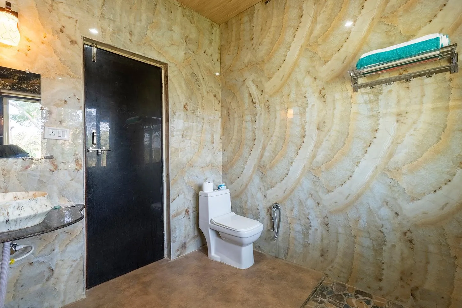 Bathroom in Jungle King Resort