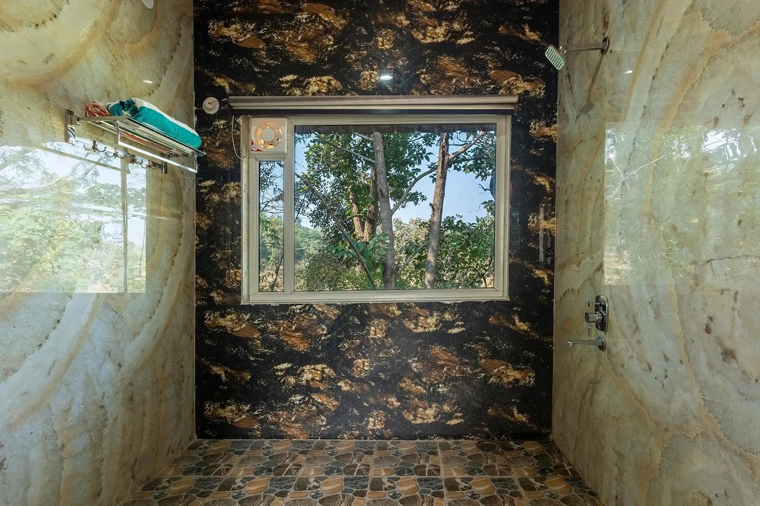 Bathroom in Jungle King Resort