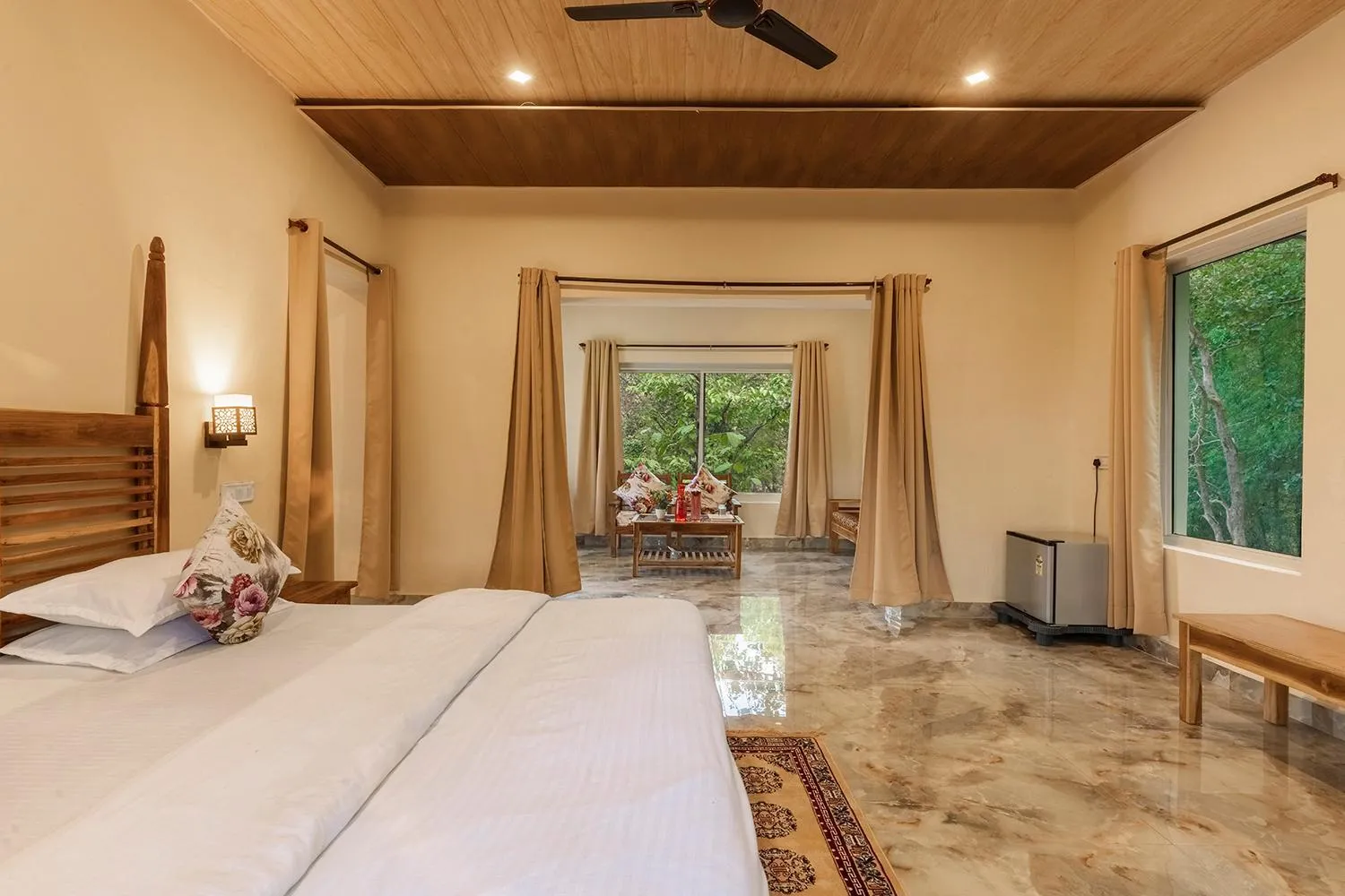 Photo of the whole room, Bed in Jungle King Resort