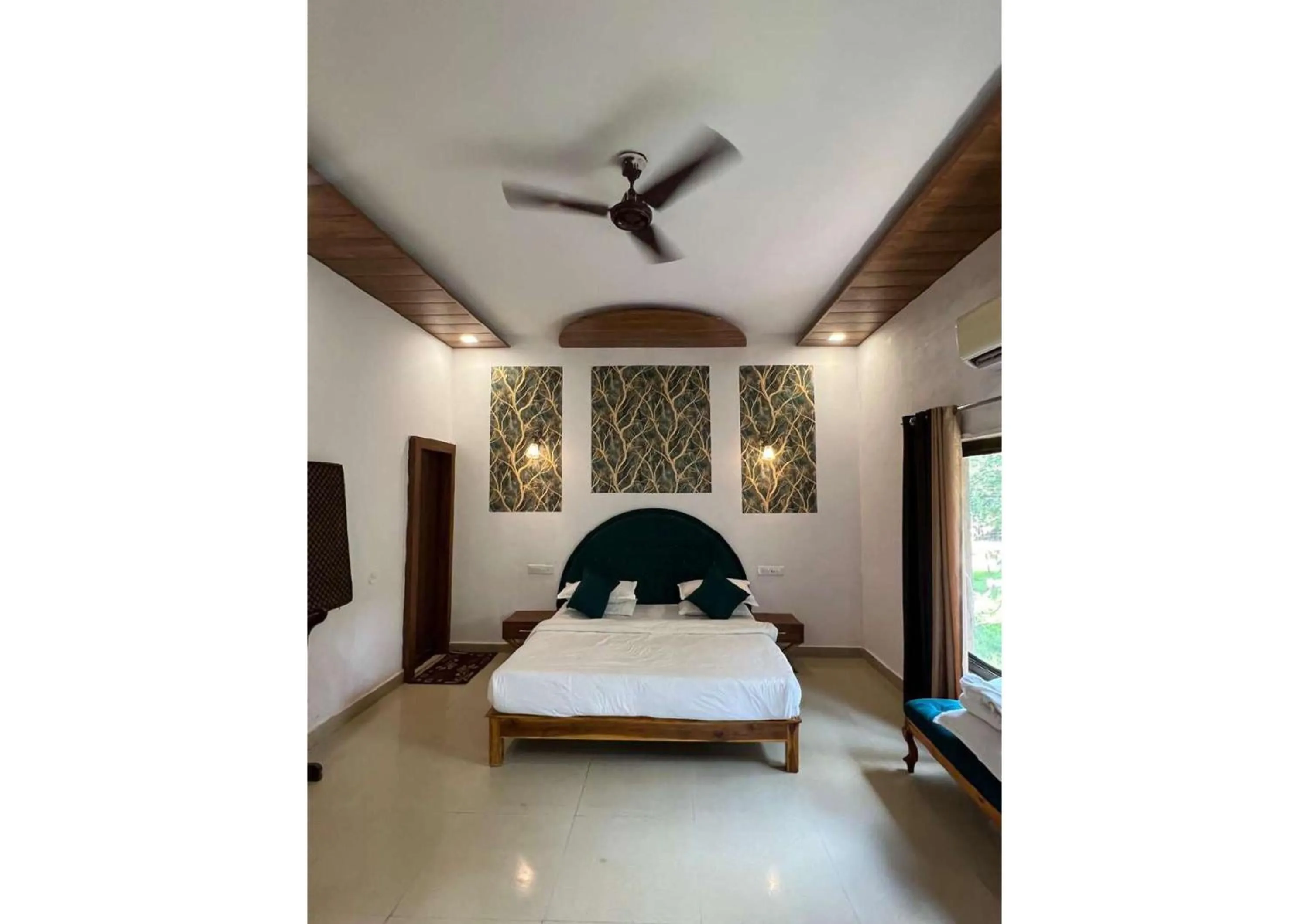 Bed in Jungle King Resort