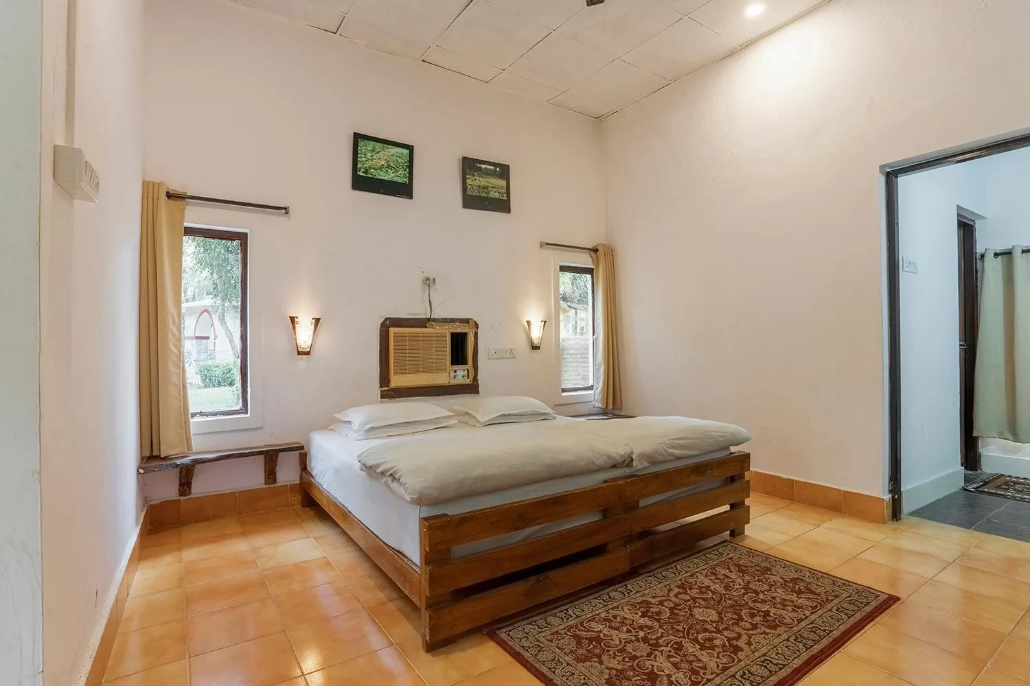 Photo of the whole room, Bed in Jungle King Resort