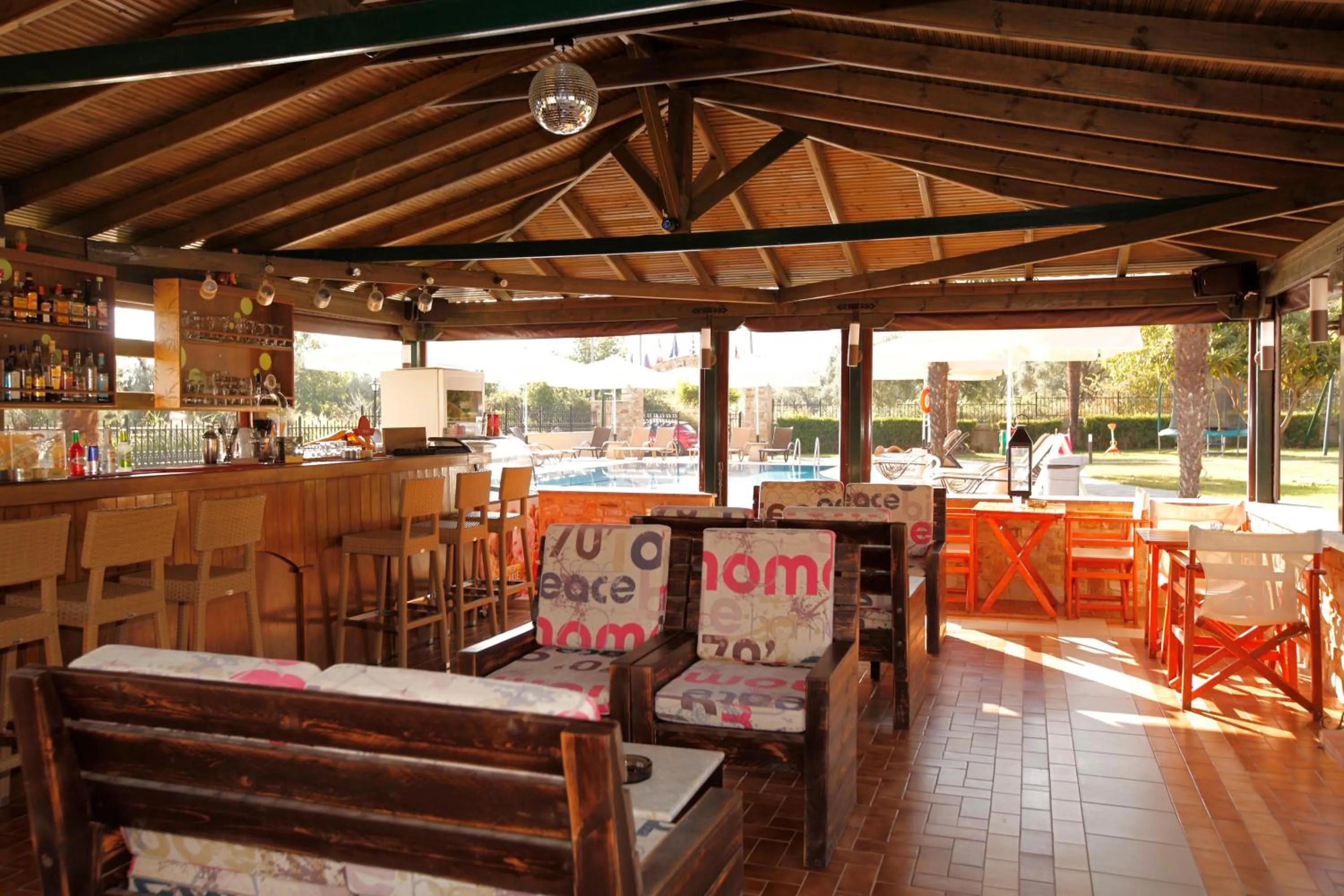 Lounge or bar in Ariadni Hotel Bungalows