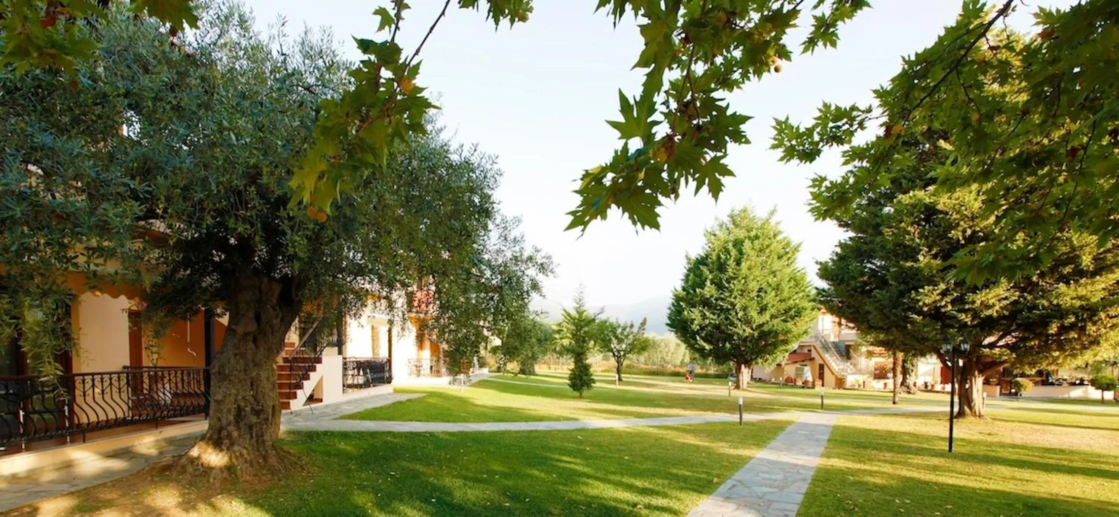 Garden in Ariadni Hotel Bungalows