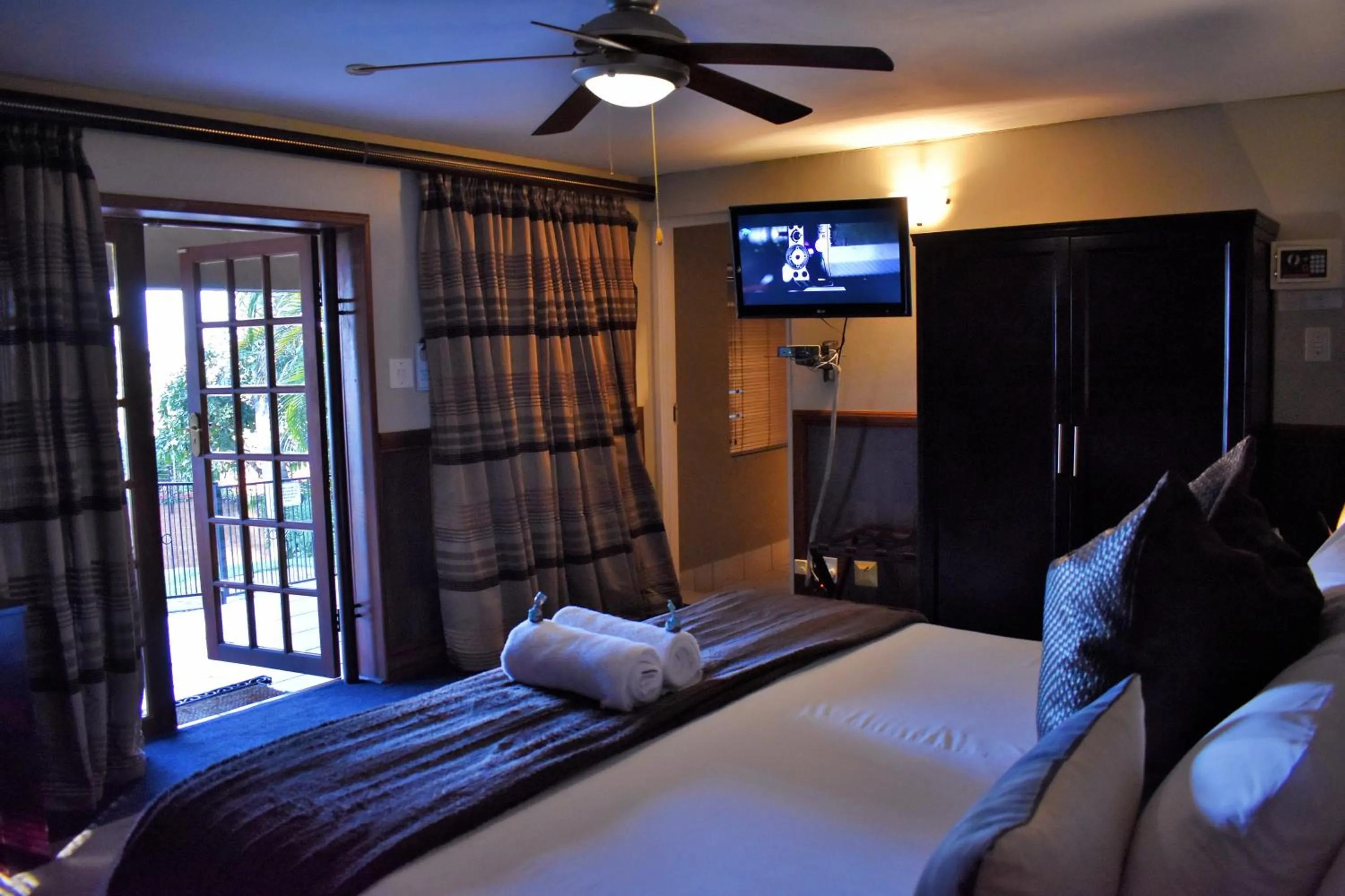 Bedroom, Bed in Waterfalls Boutique Hotel