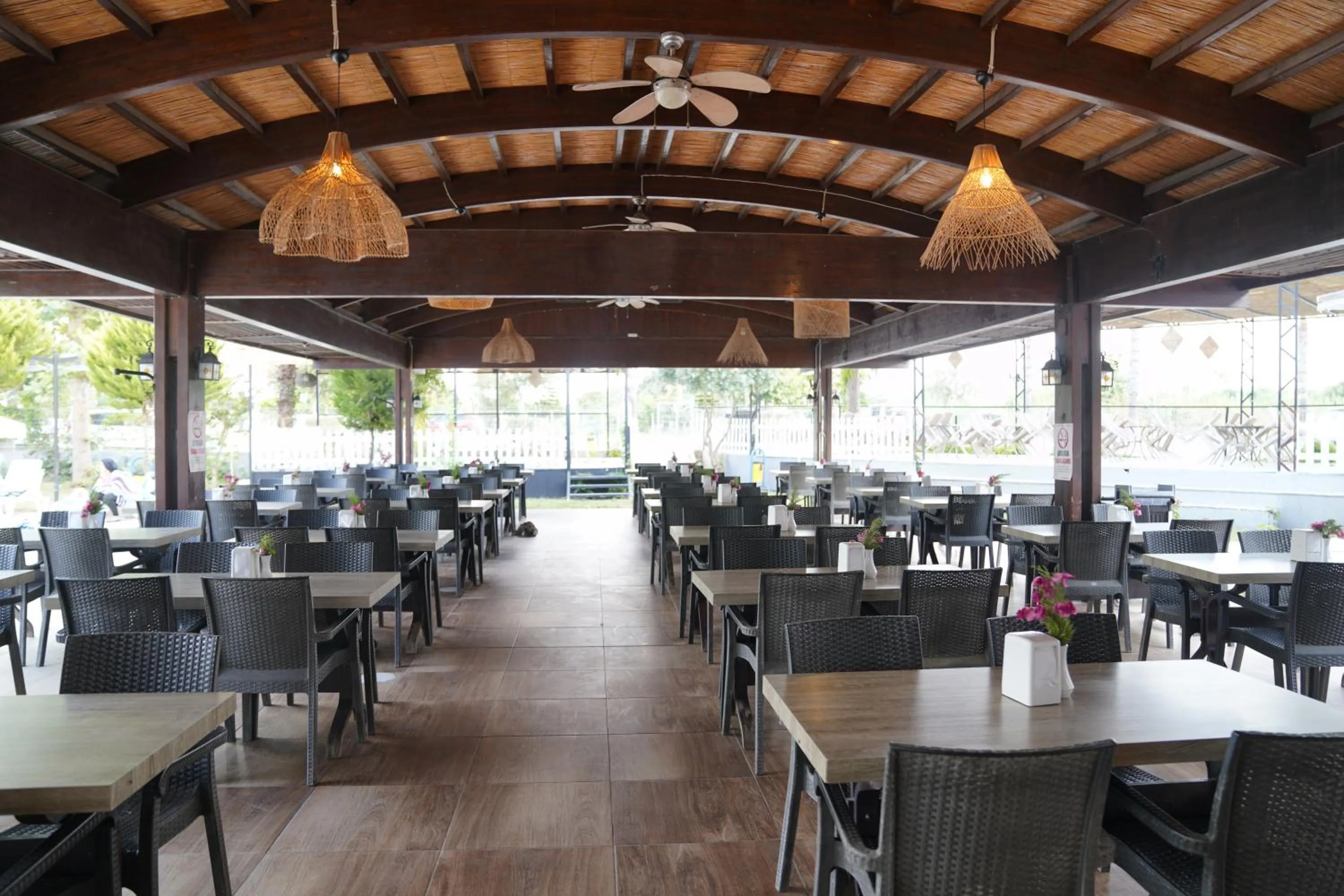 Restaurant/places to eat in Irem Garden Hotel & Apartments