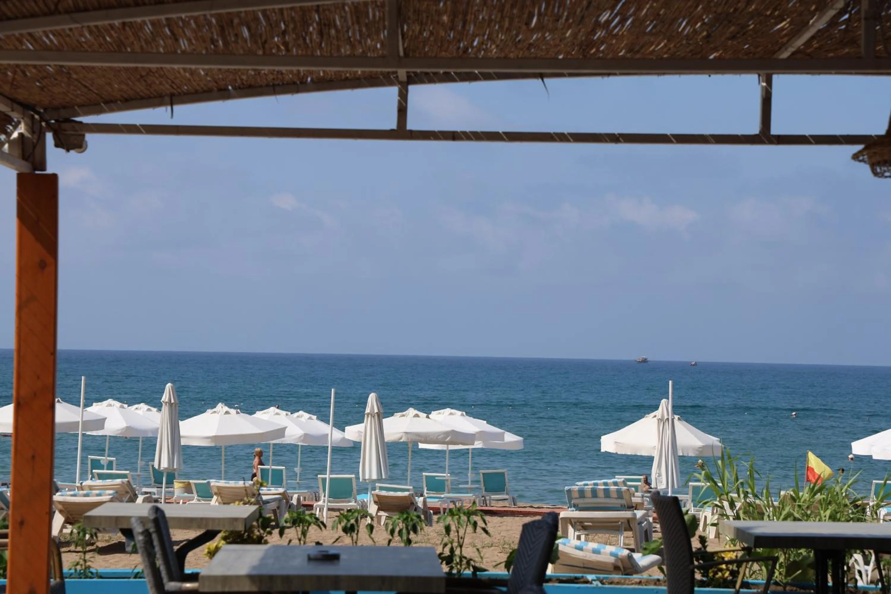 Restaurant/places to eat in Irem Garden Hotel & Apartments