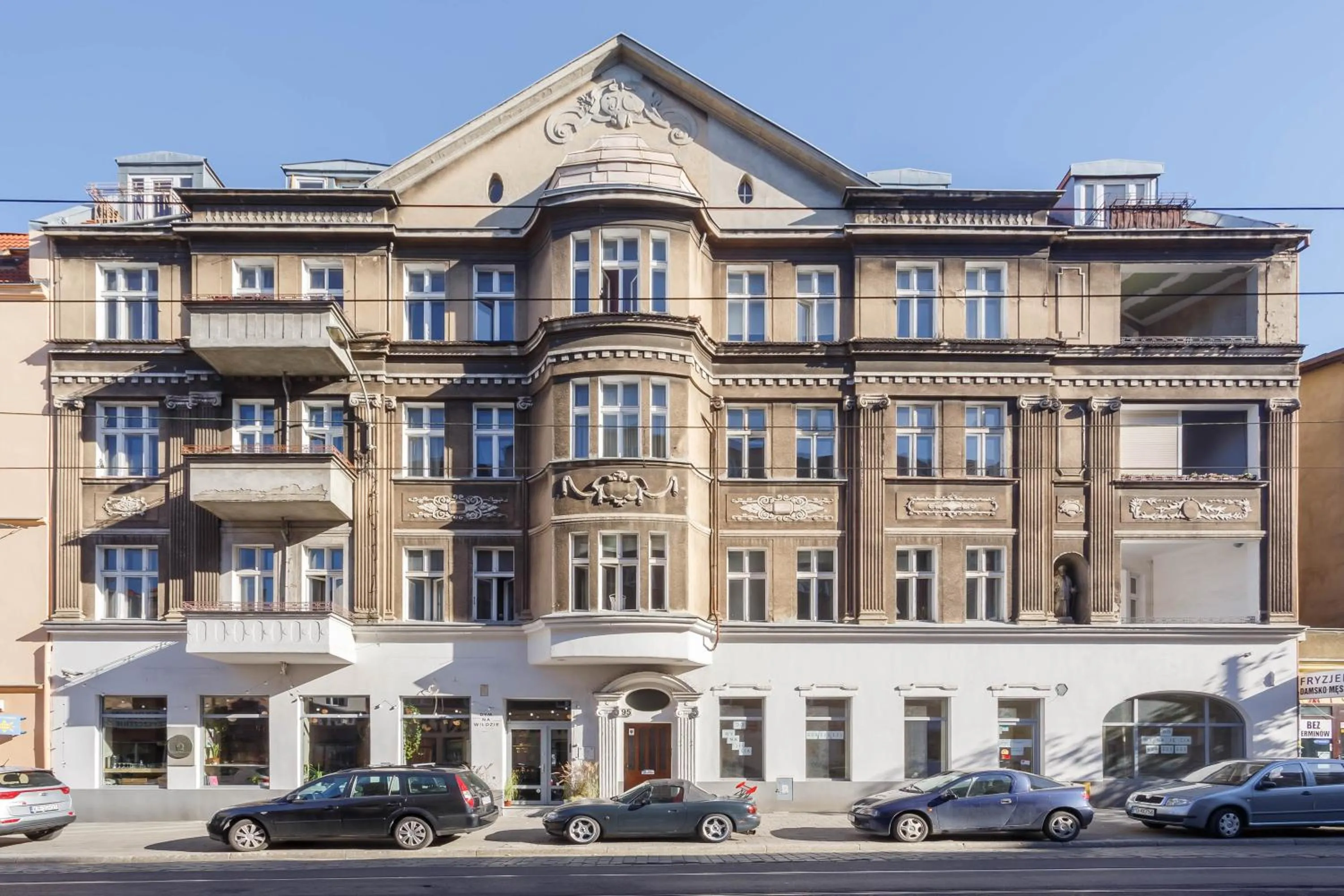 Property building in Villa Wilda