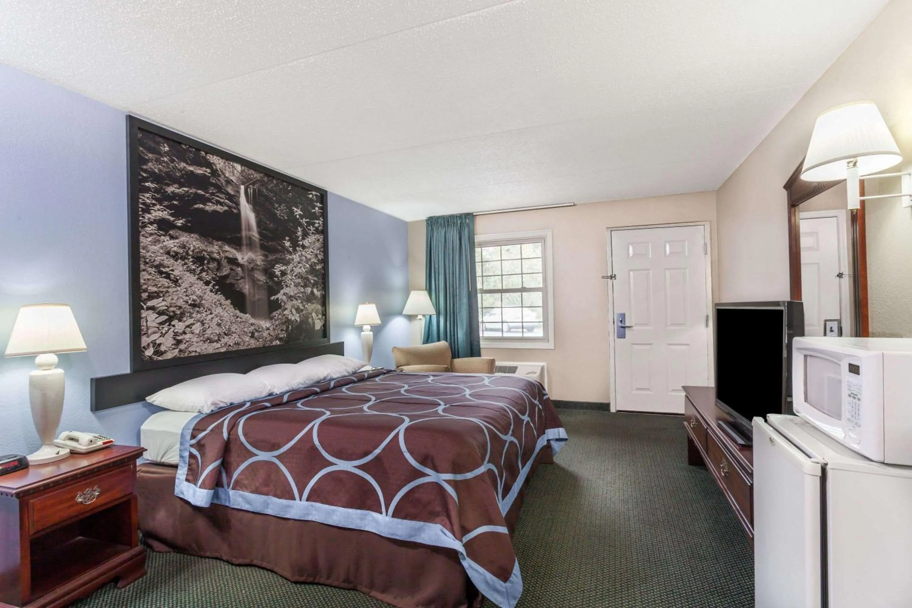 Photo of the whole room, Bed in Super 8 by Wyndham Kingston