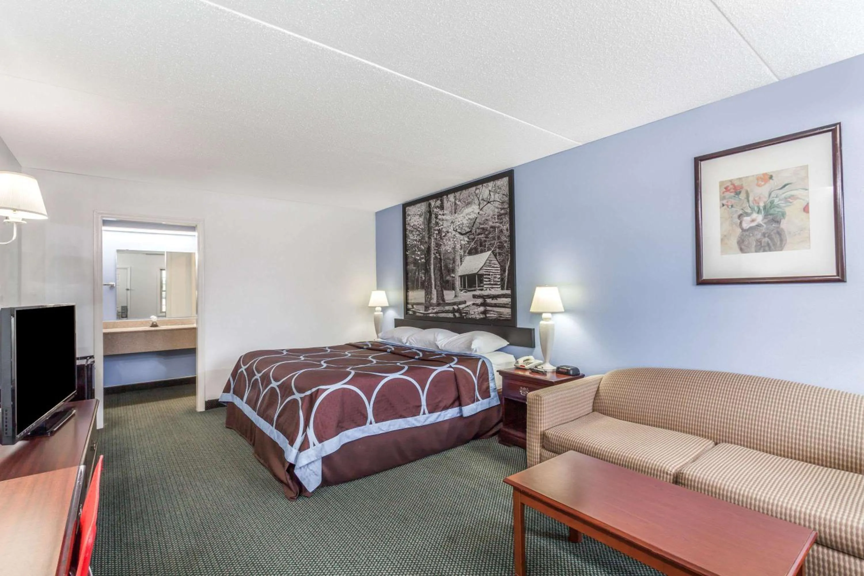 Photo of the whole room, Bed in Super 8 by Wyndham Kingston